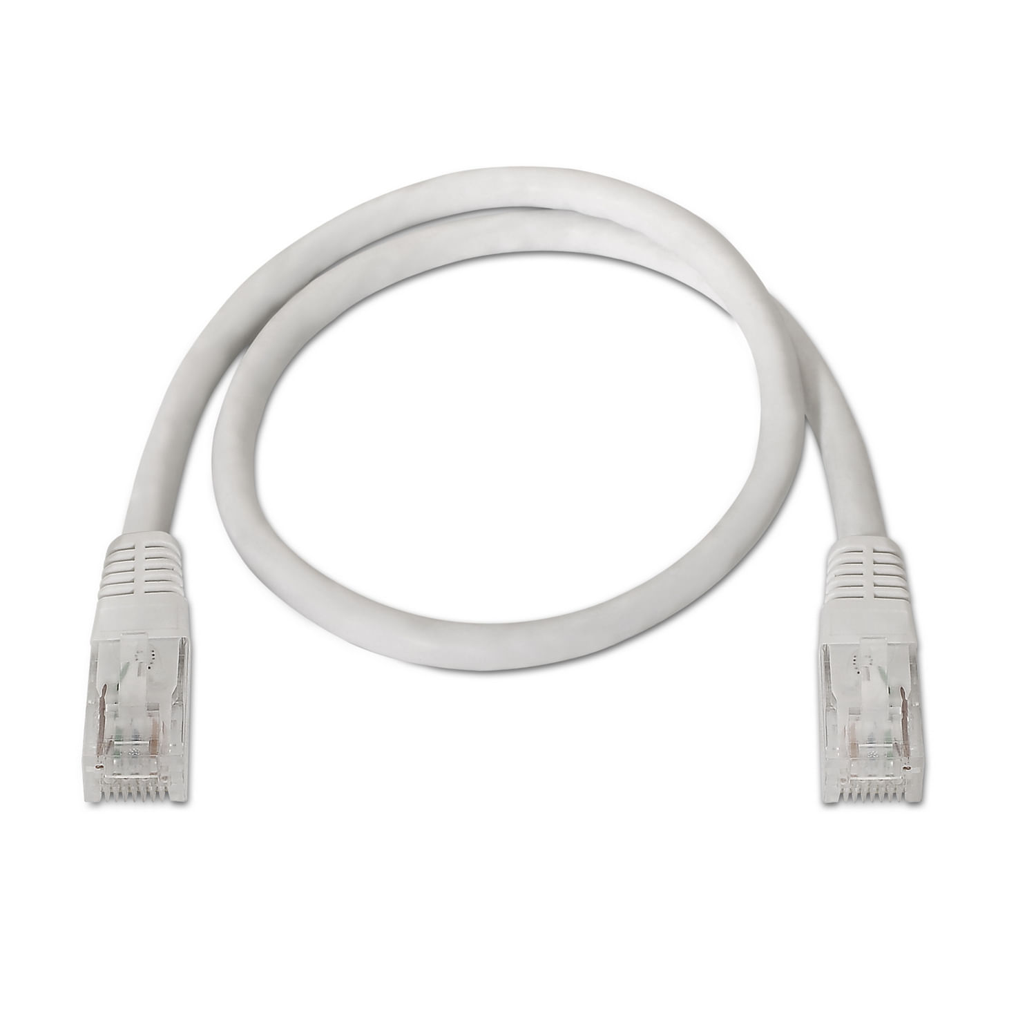 Biały kabel Ethernet z przezroczystymi złączami na białym tle. Kabel jest pętlą.