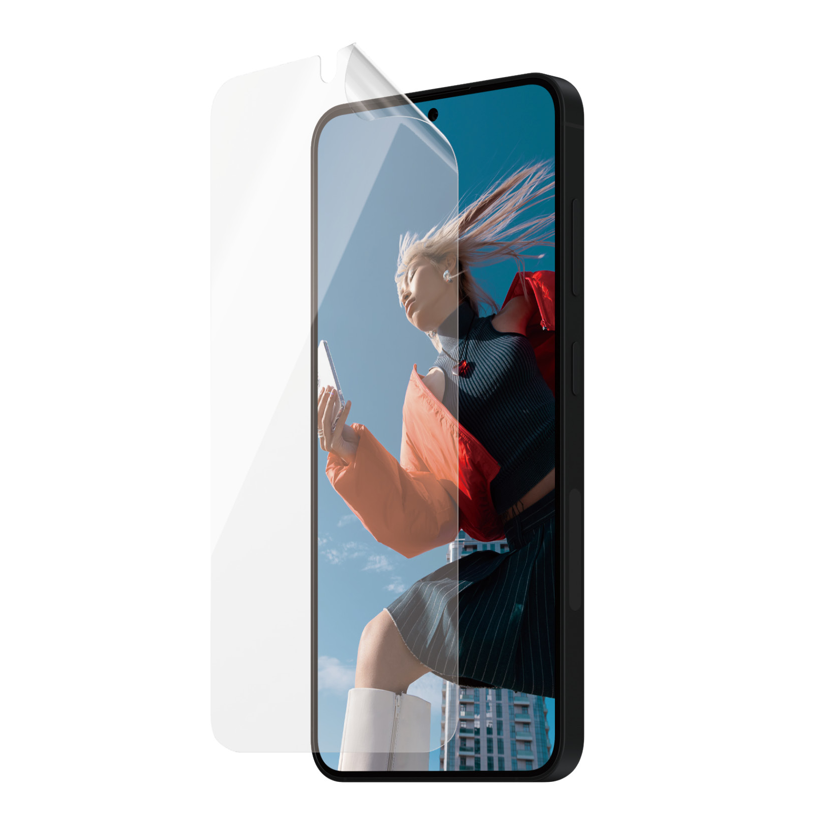 Telefoon met schermbeschermer. Vrouw in rode jas en witte laarzen op scherm tegen blauwe lucht.