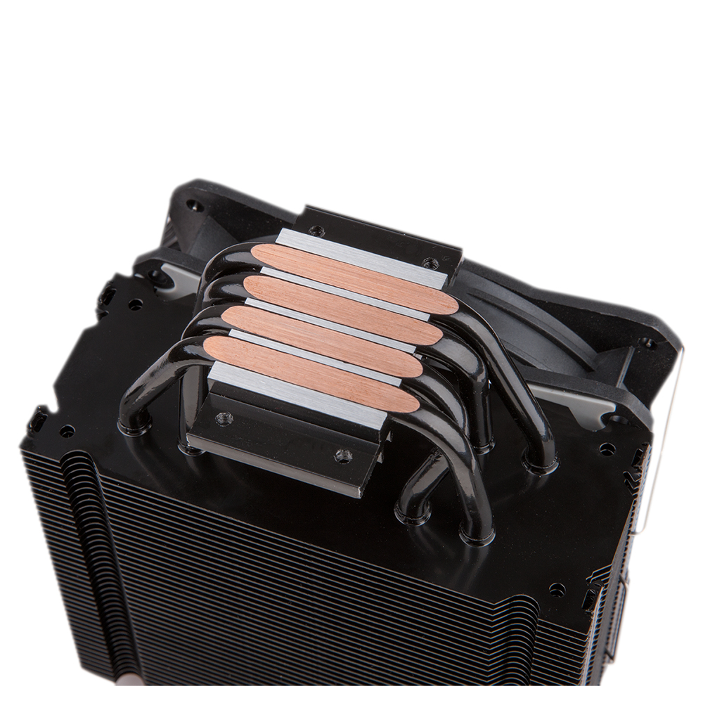 Primer plano de un enfriador de CPU negro con tubos de calor de cobre. El enfriador tiene aletas negras y un ventilador. Fondo blanco.