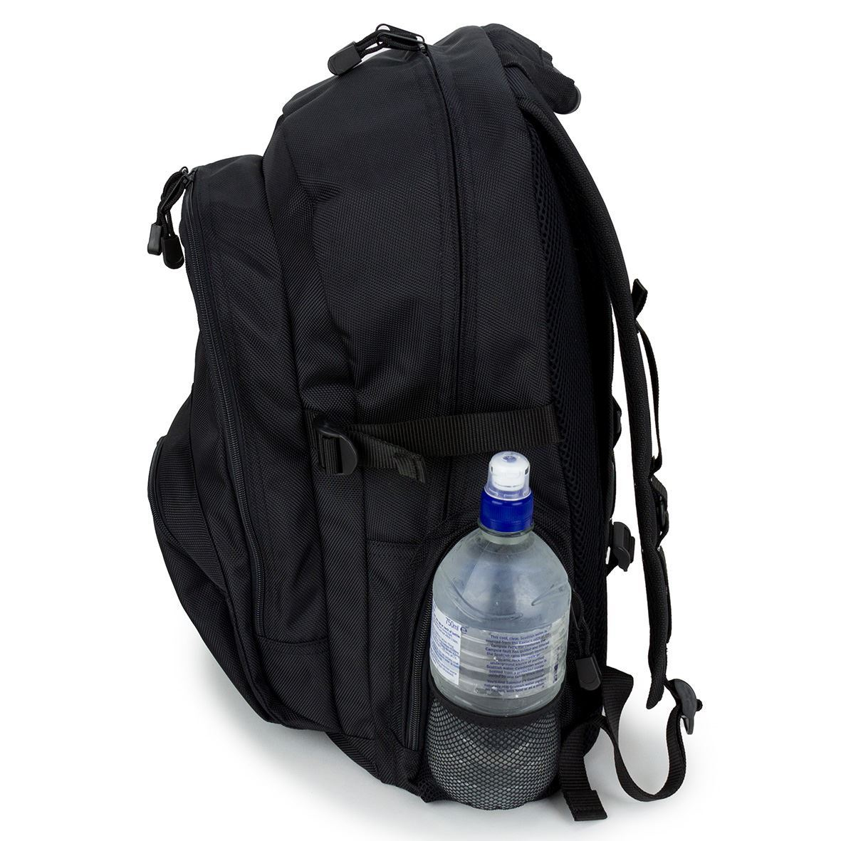 Uno zaino nero con una bottiglia d'acqua nella tasca laterale. Lo zaino ha più scomparti e cinghie.
