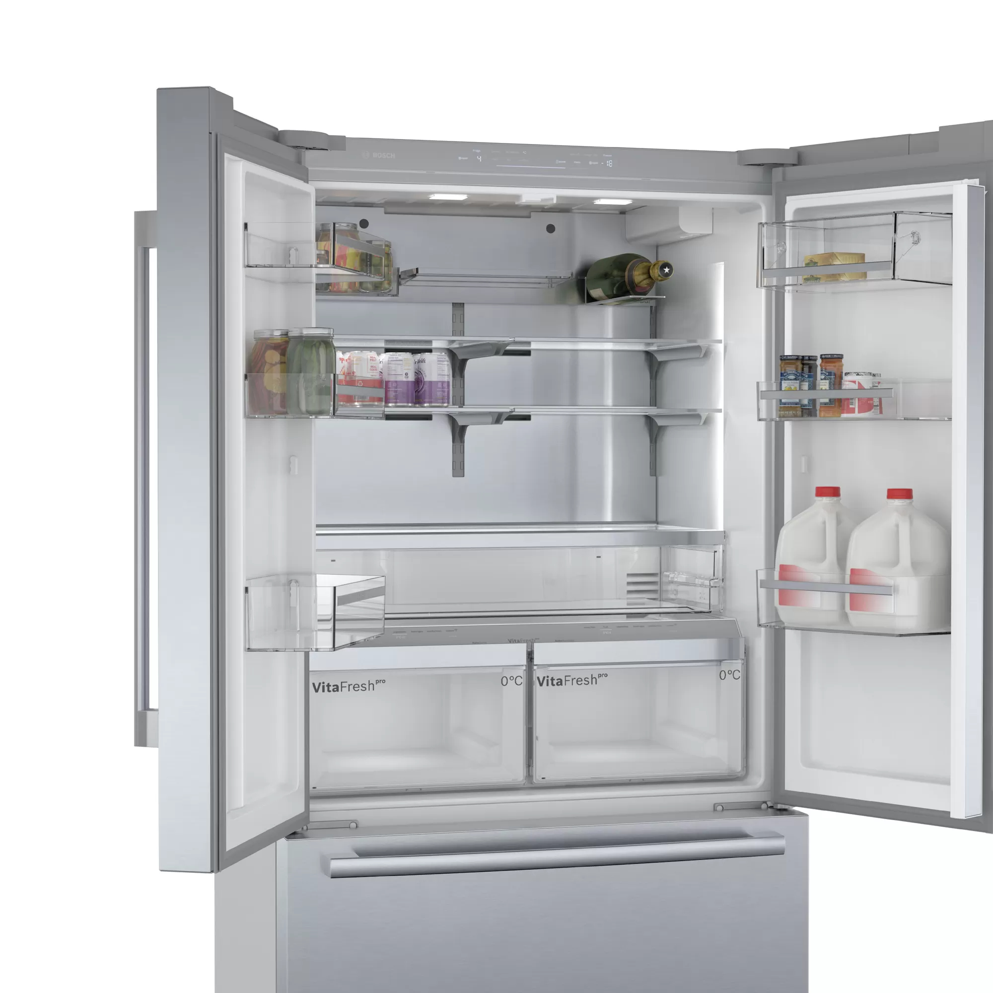 Offener Edelstahlkühlschrank mit Lebensmitteln im Inneren. Enthält Regale, Schubladen und verschiedene Artikel wie Gläser, Dosen und Milchkrüge.