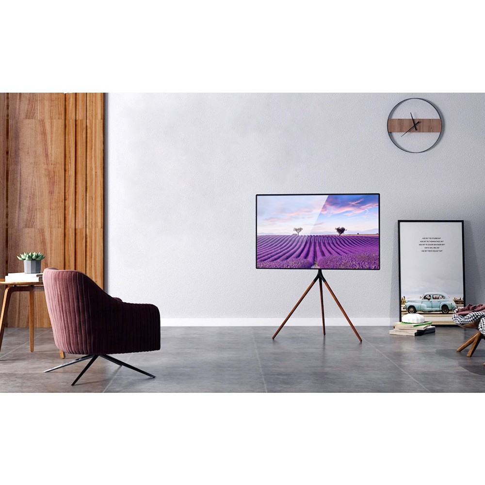 Wohnzimmer mit Fernseher, der ein Lavendelfeld auf einem Stativständer zeigt. Ein Stuhl, Tisch und Uhr sind vorhanden.