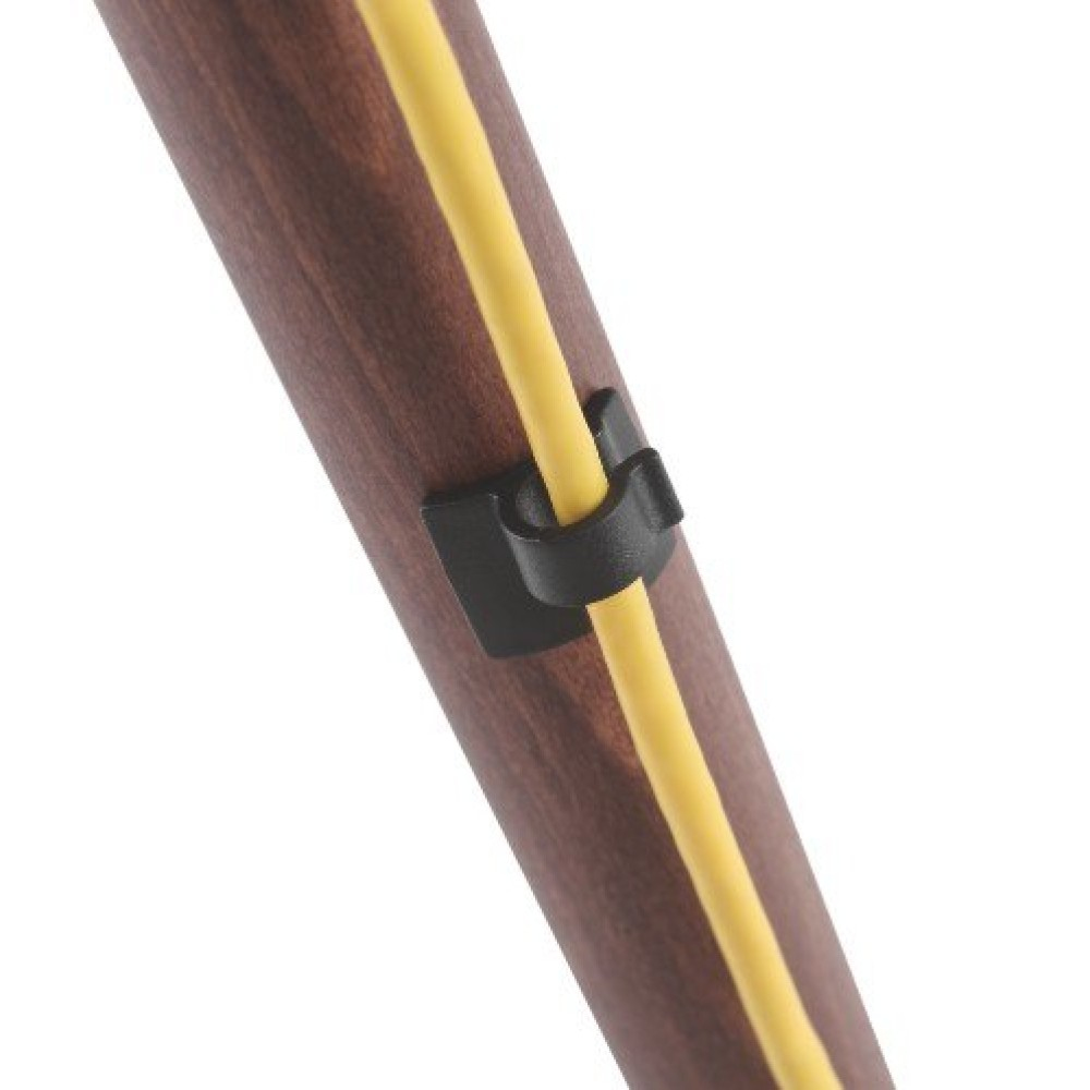 Ein gelbes Kabel wird mit einem schwarzen Clip an einer Holzstange befestigt. Die Stange ist braun, der Hintergrund ist weiß.
