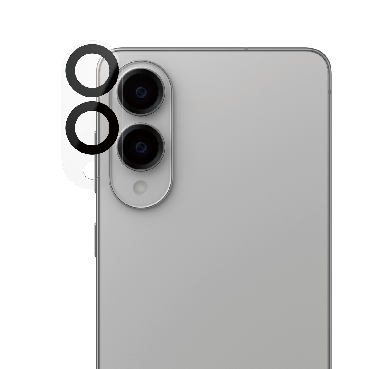 Parte trasera de un smartphone plateado con tres lentes de cámara. Una cubierta protectora con círculos negros cubre las dos lentes superiores.