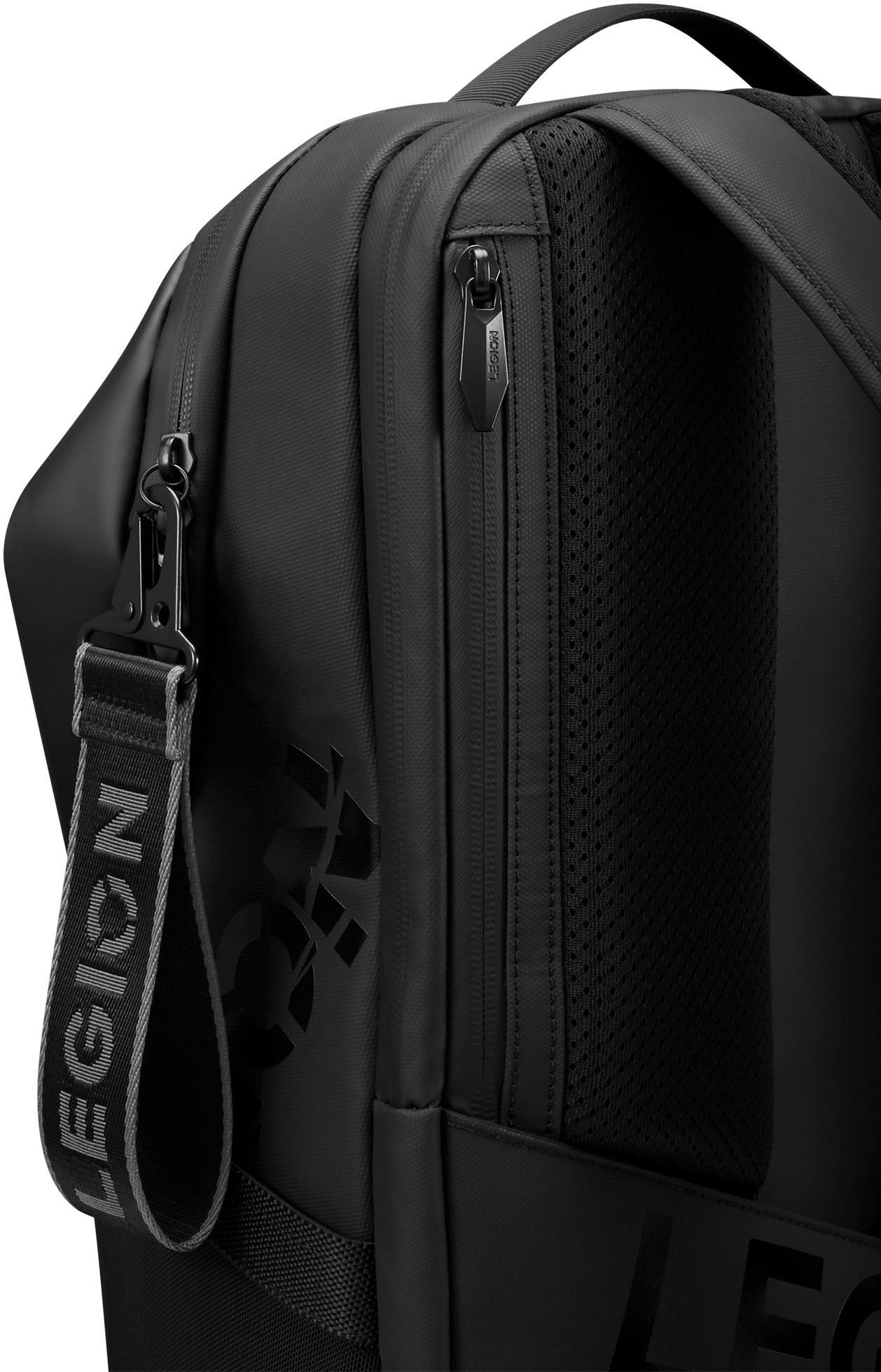 Primer plano de una mochila Legion negra. Cuenta con cremalleras, un panel trasero de malla y una correa con la palabra 'LEGION'.