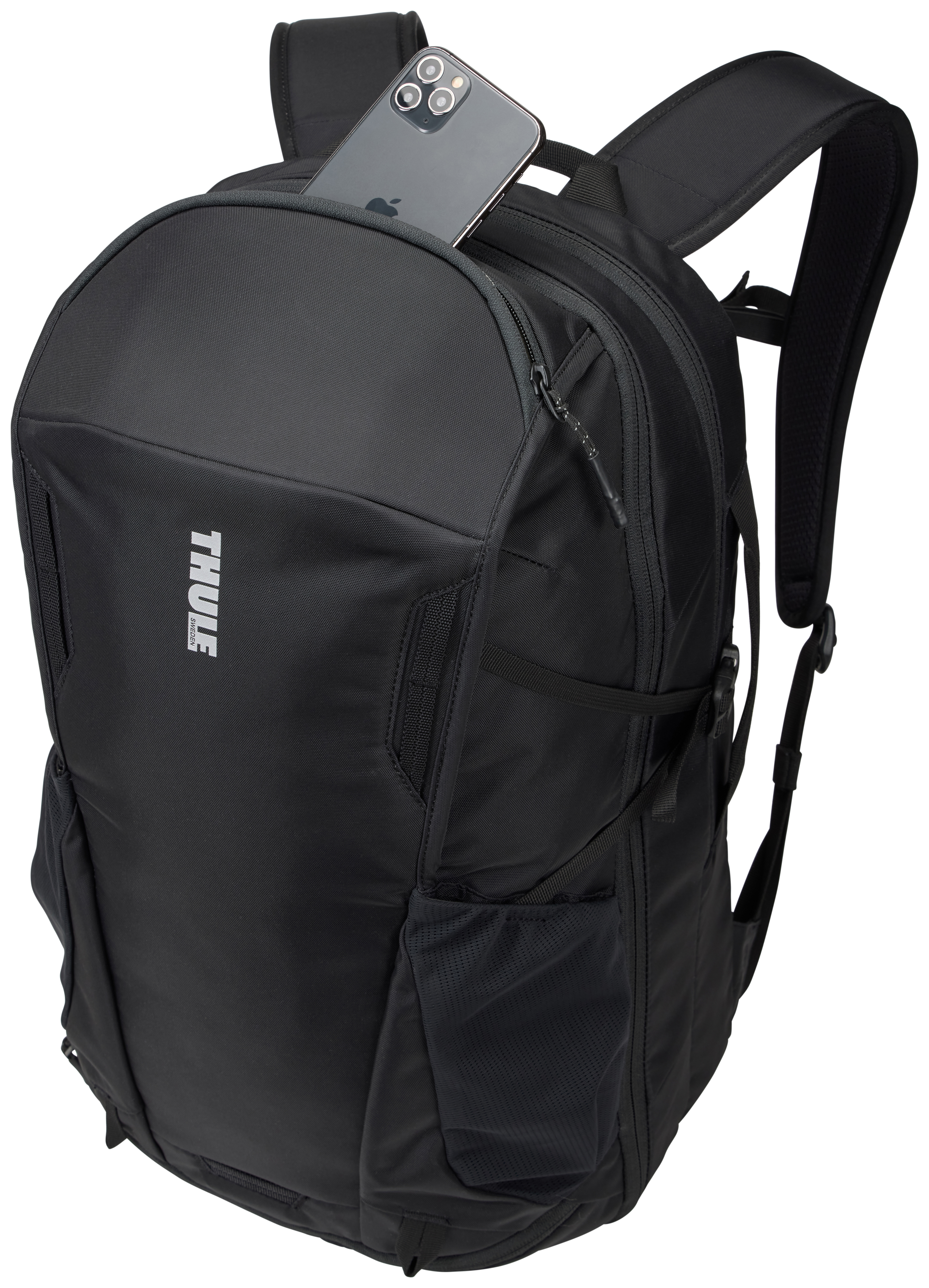 Schwarzer Rucksack mit einem Telefon in der oberen Tasche. Hat das Thule-Logo. Weißer Hintergrund.