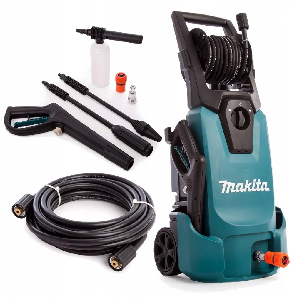Un'idropulitrice Makita con accessori: tubo, pistola a spruzzo, ugelli e un nebulizzatore di schiuma. L'unità è verde acqua e nera, con una bobina.