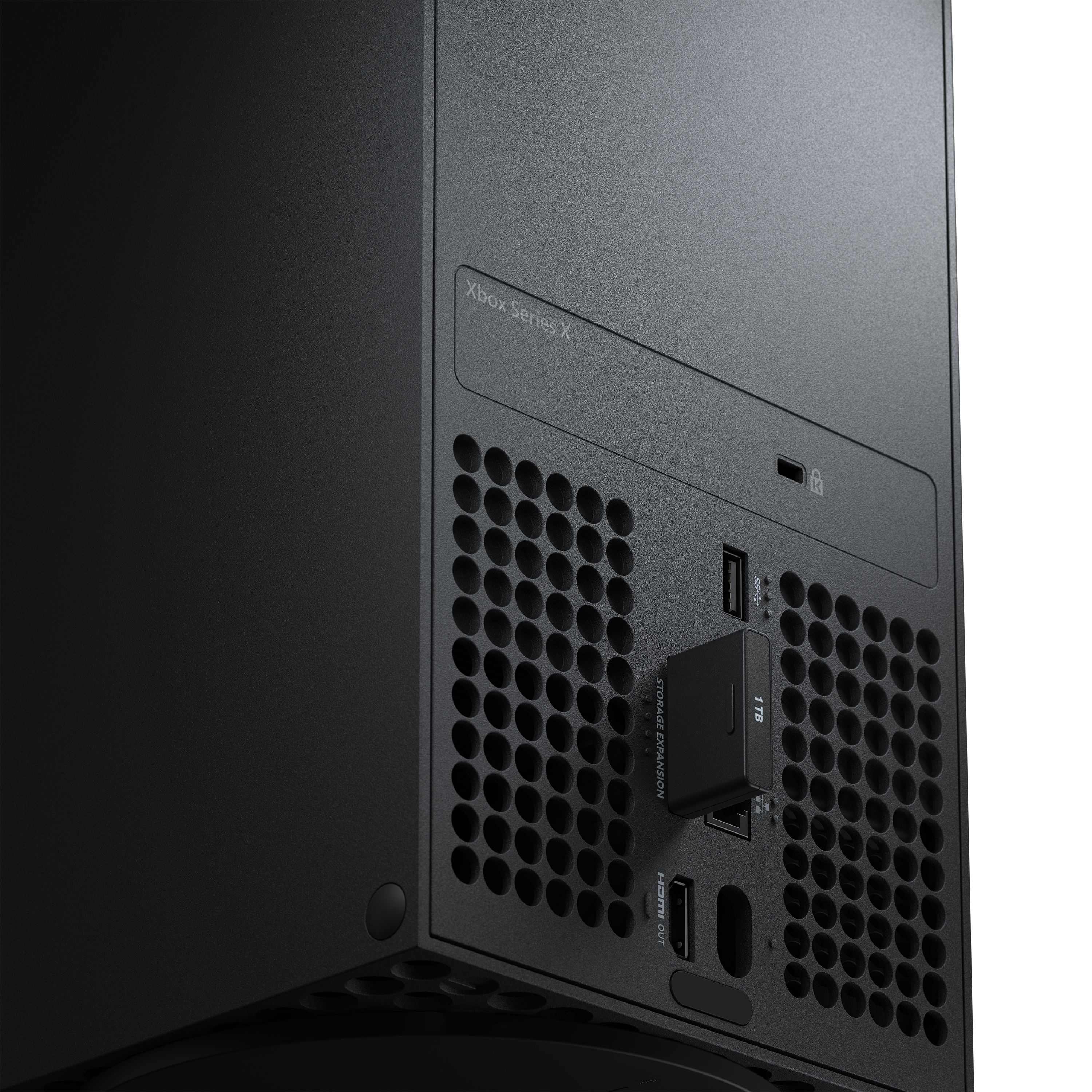 Console Xbox Series X nera con scheda di espansione da 1 TB. La console ha molte prese d'aria e porte.