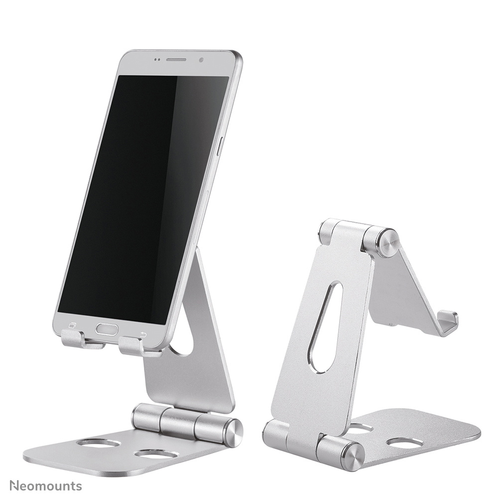 Zwei silberne Telefonständer; einer hält ein Telefon. Die Ständer sind verstellbar und aus Metall. Weißer Hintergrund.