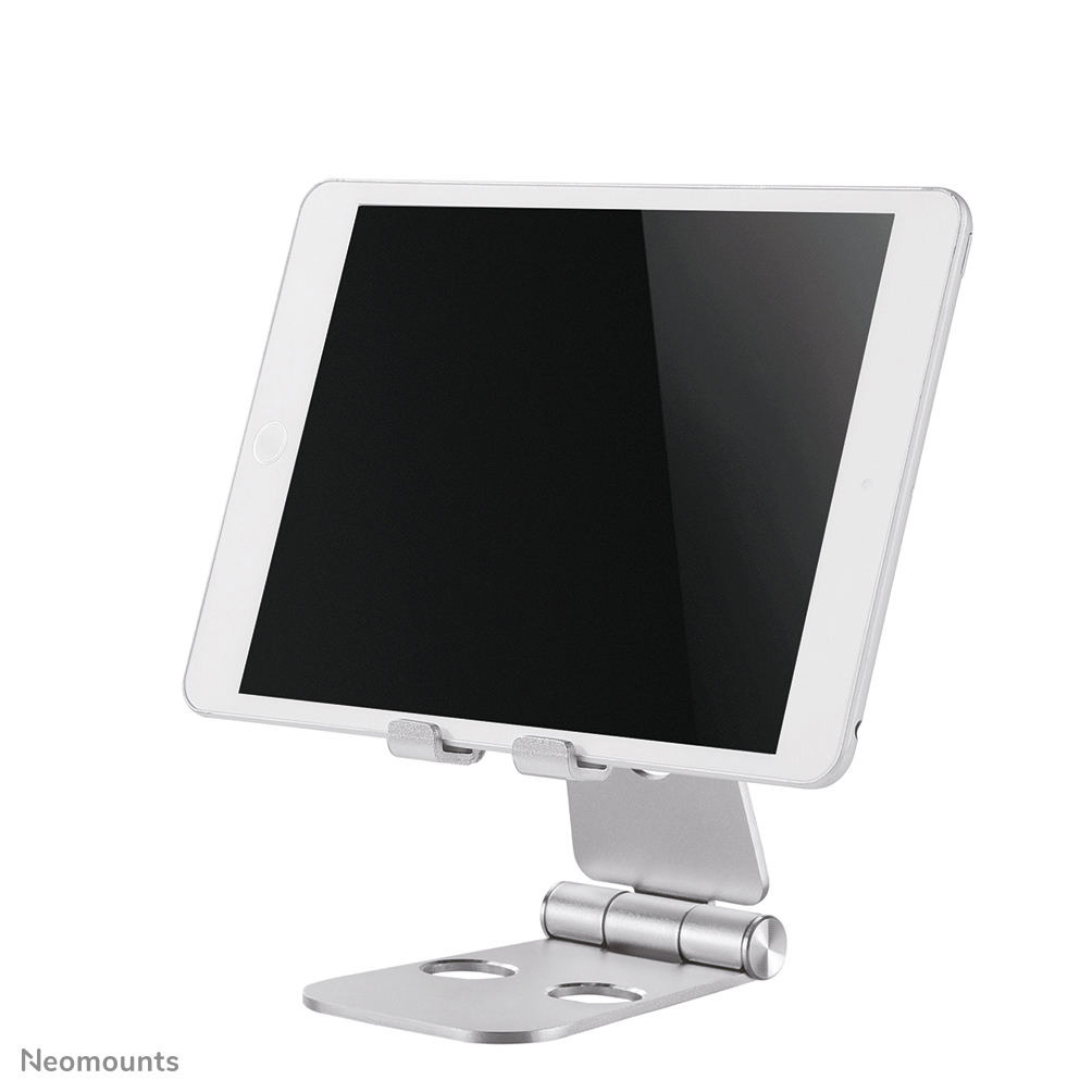 Ein weißes Tablet auf einem silbernen Ständer. Das Tablet hat einen schwarzen Bildschirm. Der Ständer ist aus Metall.