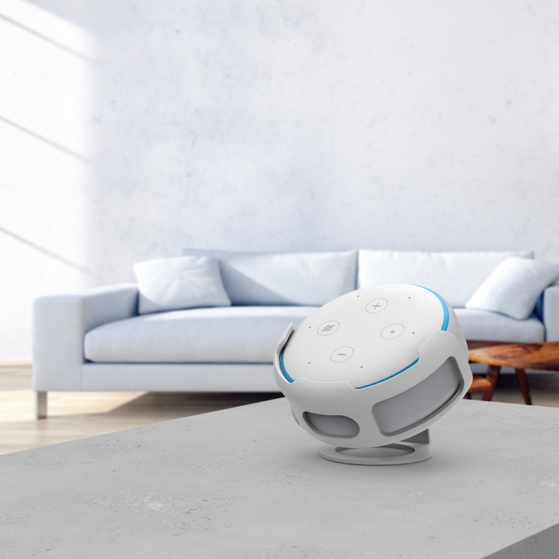 Ein weißer Smart-Lautsprecher mit blauen Akzenten steht auf einem grauen Tisch. Im Hintergrund ist ein weißes Sofa.