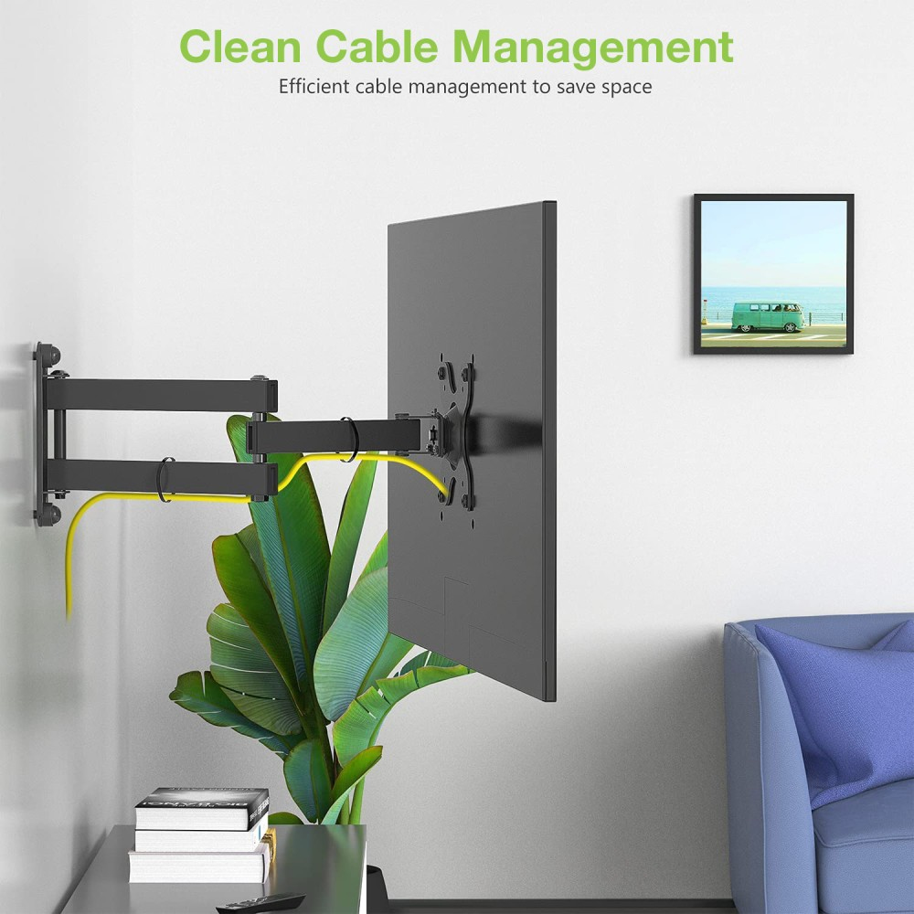 Ein Fernseher ist mit einem Kabelmanagementsystem an einer Wand montiert. Eine Pflanze, ein Bild und ein blaues Sofa sind im Raum.