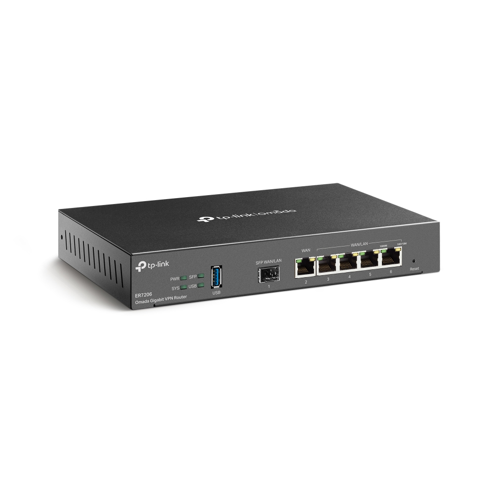 Un router VPN Gigabit Omada ER7206 TP-Link negro sobre una superficie blanca. Tiene puertos, luces y el logo de TP-Link.