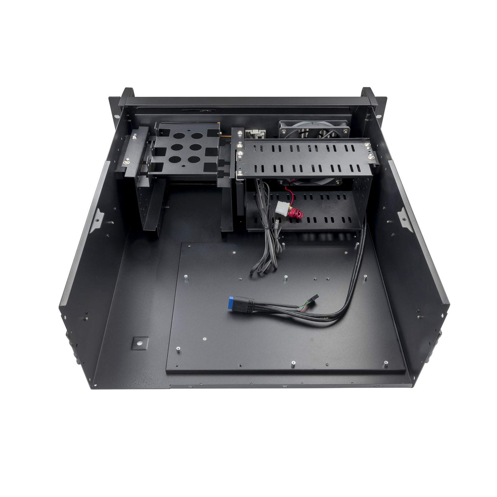 Interior negro de una caja de ordenador. Tiene componentes metálicos, cableado y un ventilador. La caja está abierta, mostrando su estructura interna.