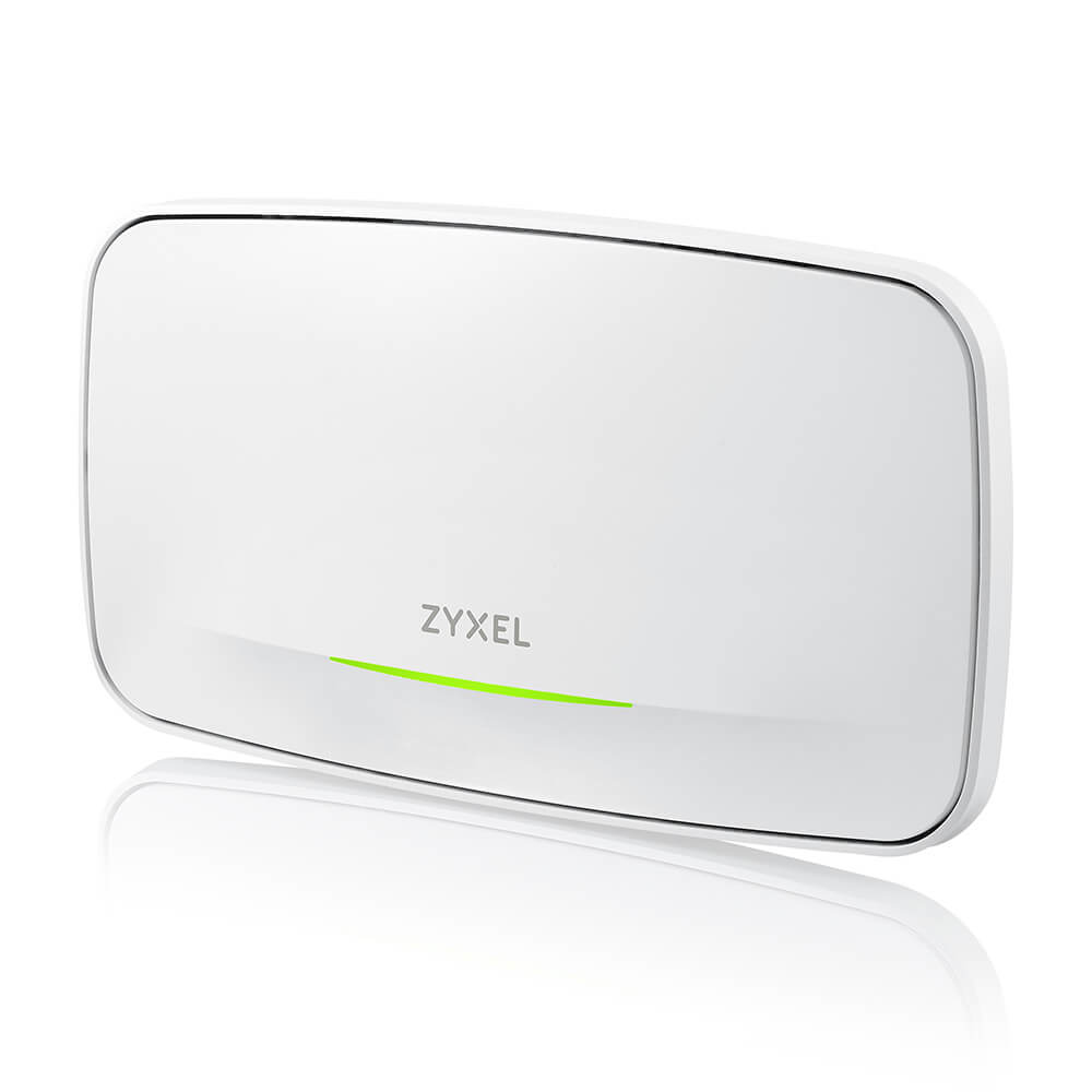 Ein weißer Zyxel-Router liegt schräg auf einer weißen Oberfläche. Er hat ein grünes Licht unten.