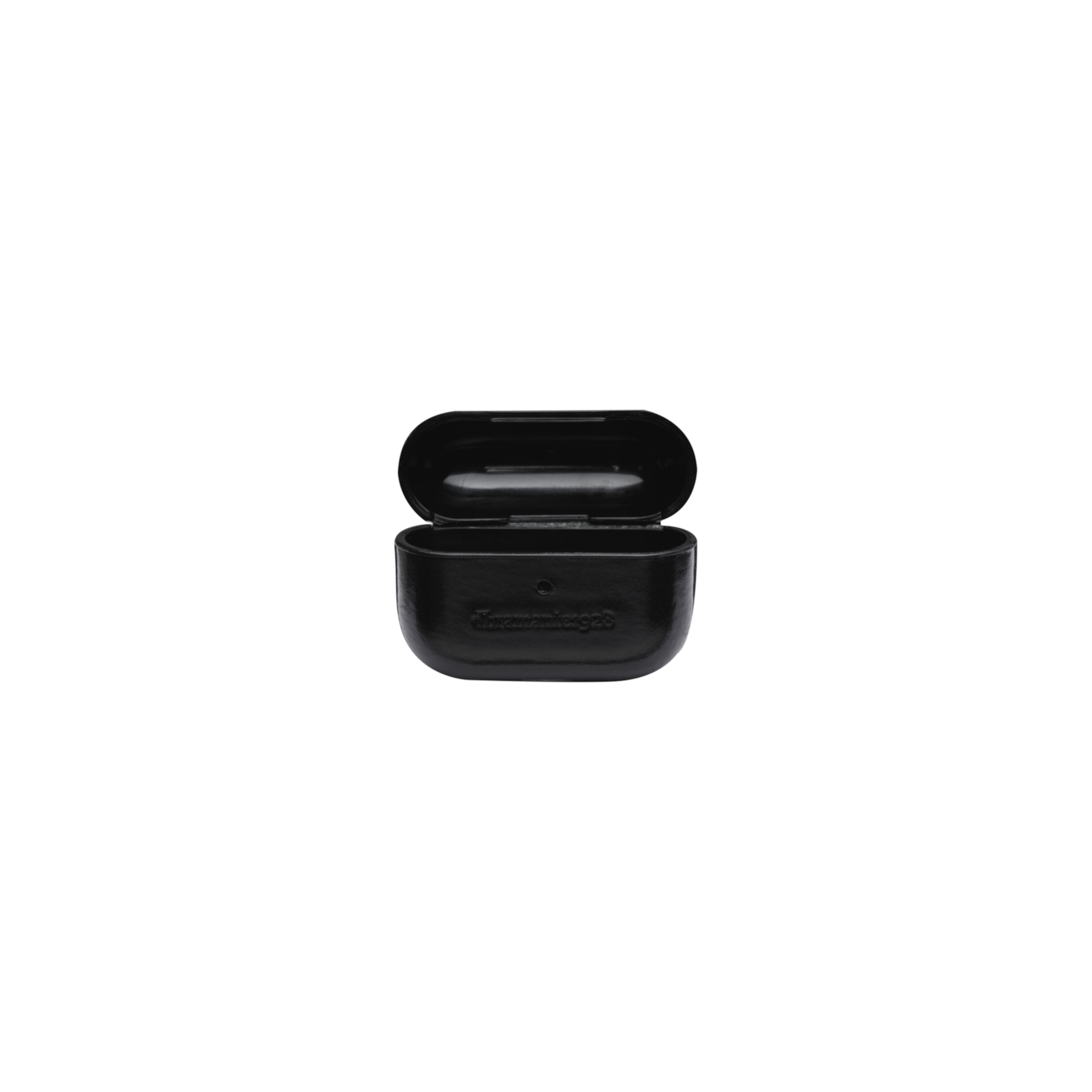 Geöffnete schwarze AirPods-Hülle auf weißem Hintergrund. Der Markenname ist sichtbar.