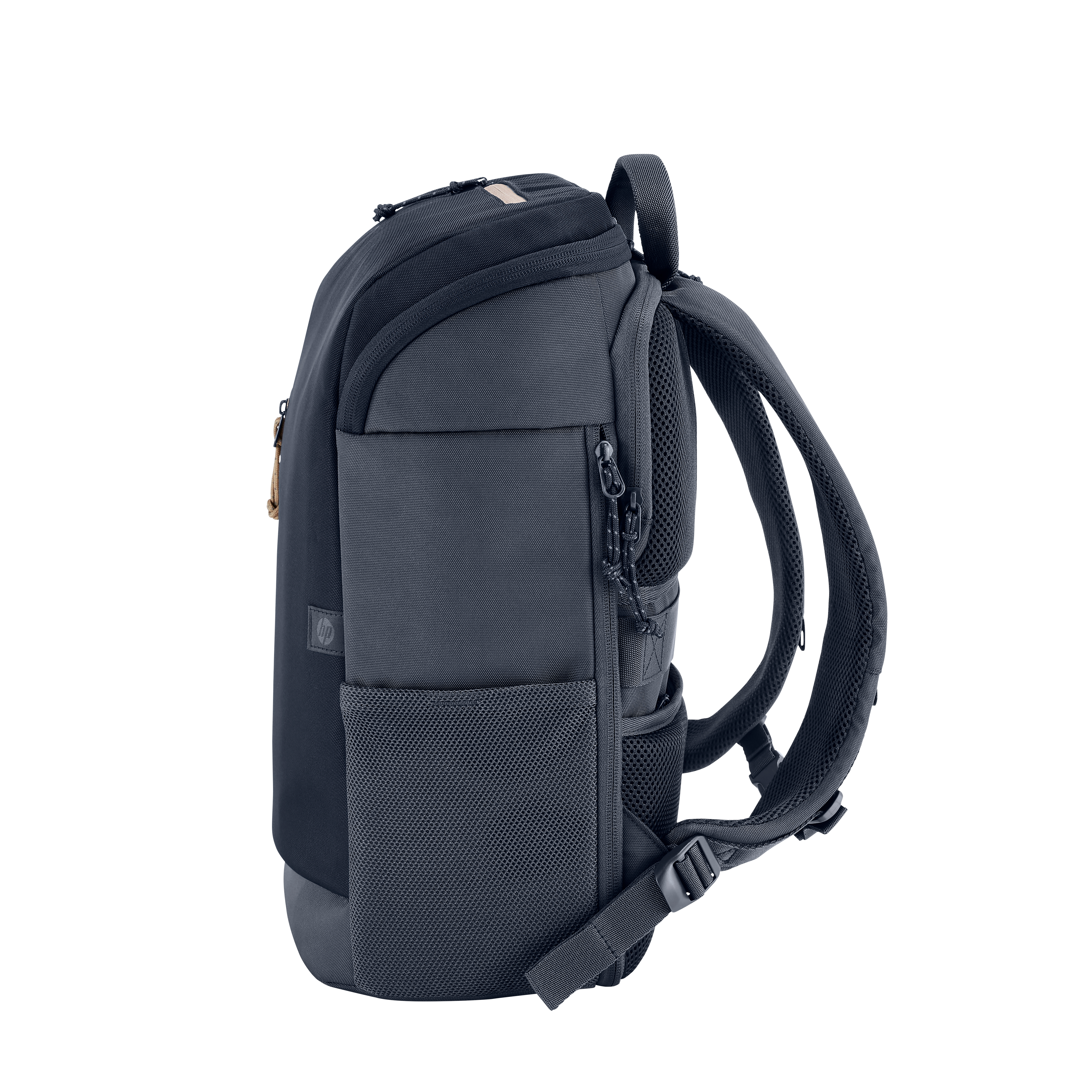 Una mochila gris oscuro con correas negras y bolsillos de malla, aislada sobre blanco.