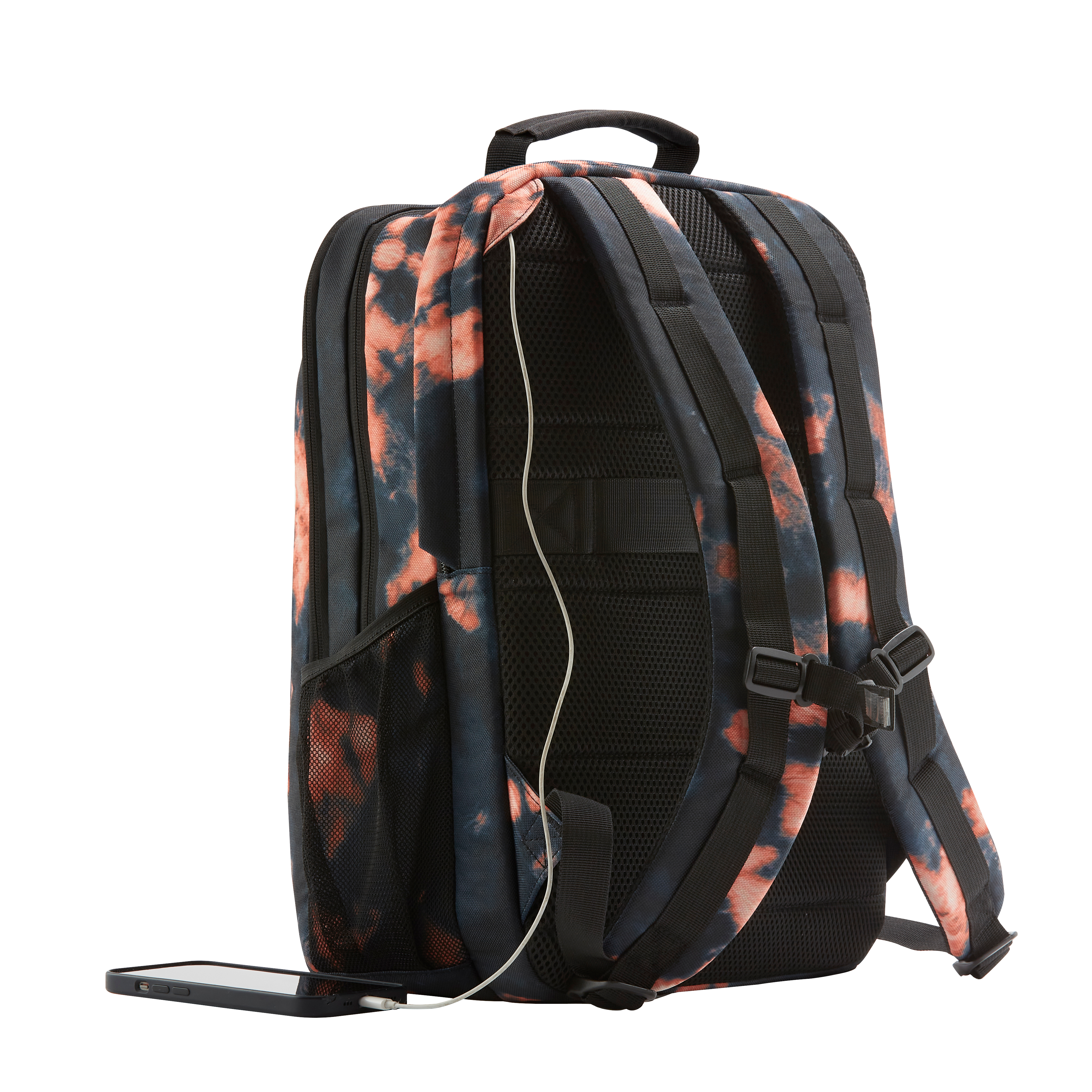 Mochila con estampado tie-dye. Un teléfono se está cargando. Correas y malla negras. Fondo blanco.