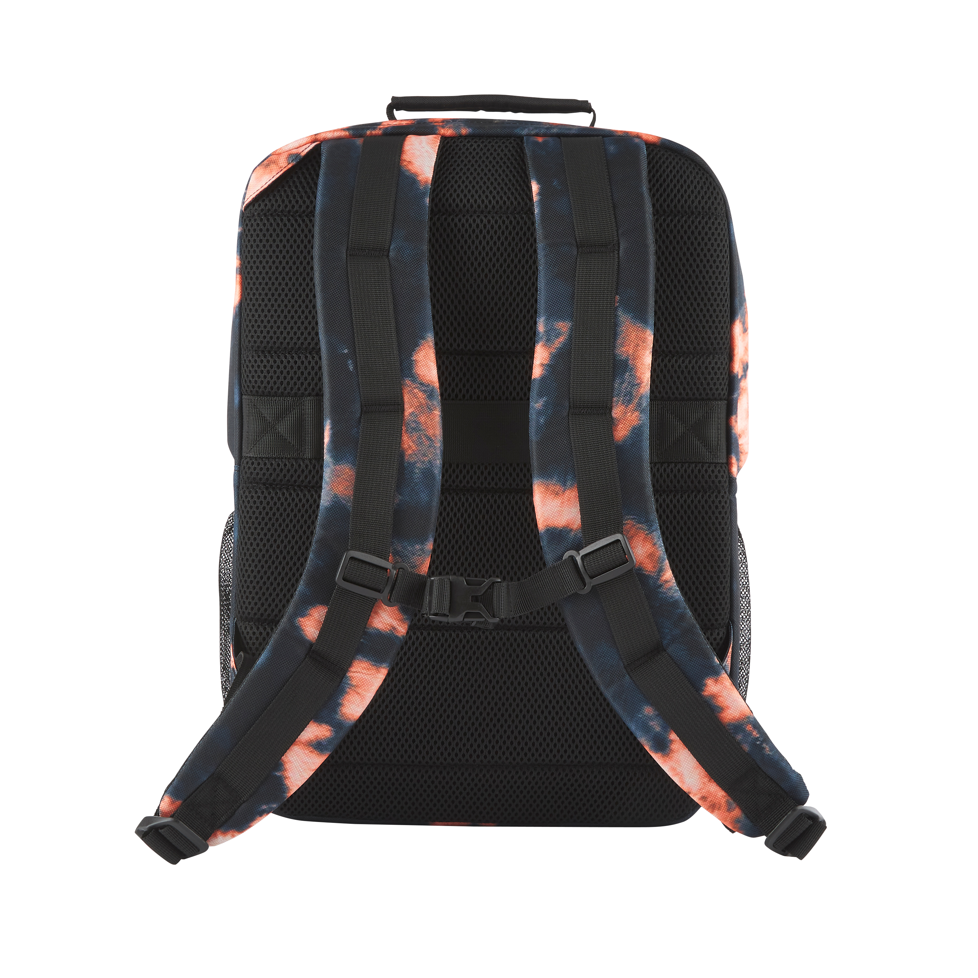 Mochila negra con estampado naranja y azul. Cuenta con respaldo de malla, correas y hebillas. Aislada en blanco.