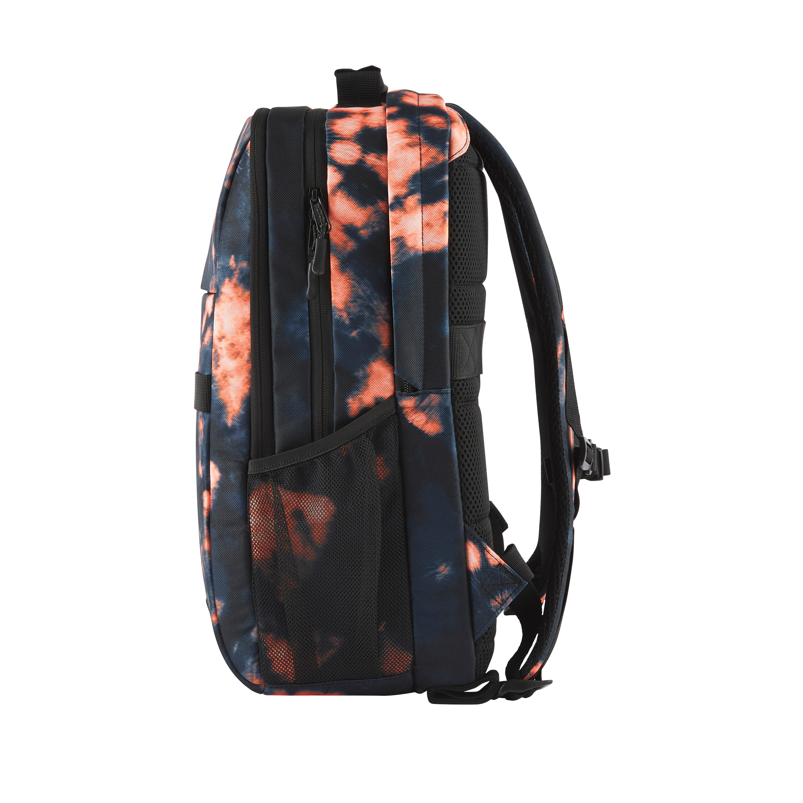 Vista lateral de una mochila. Tiene un estampado tie-dye azul y naranja. Se ven mallas y correas negras.
