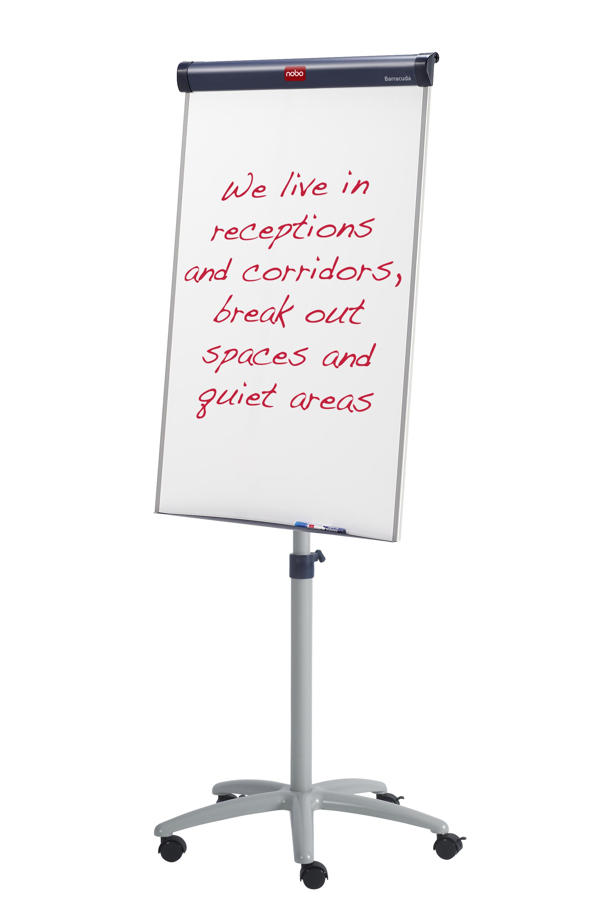 Ein Whiteboard auf einem Ständer zeigt Text über Räume. Das Board hat eine dunkle Oberseite. Der Text ist rot.
