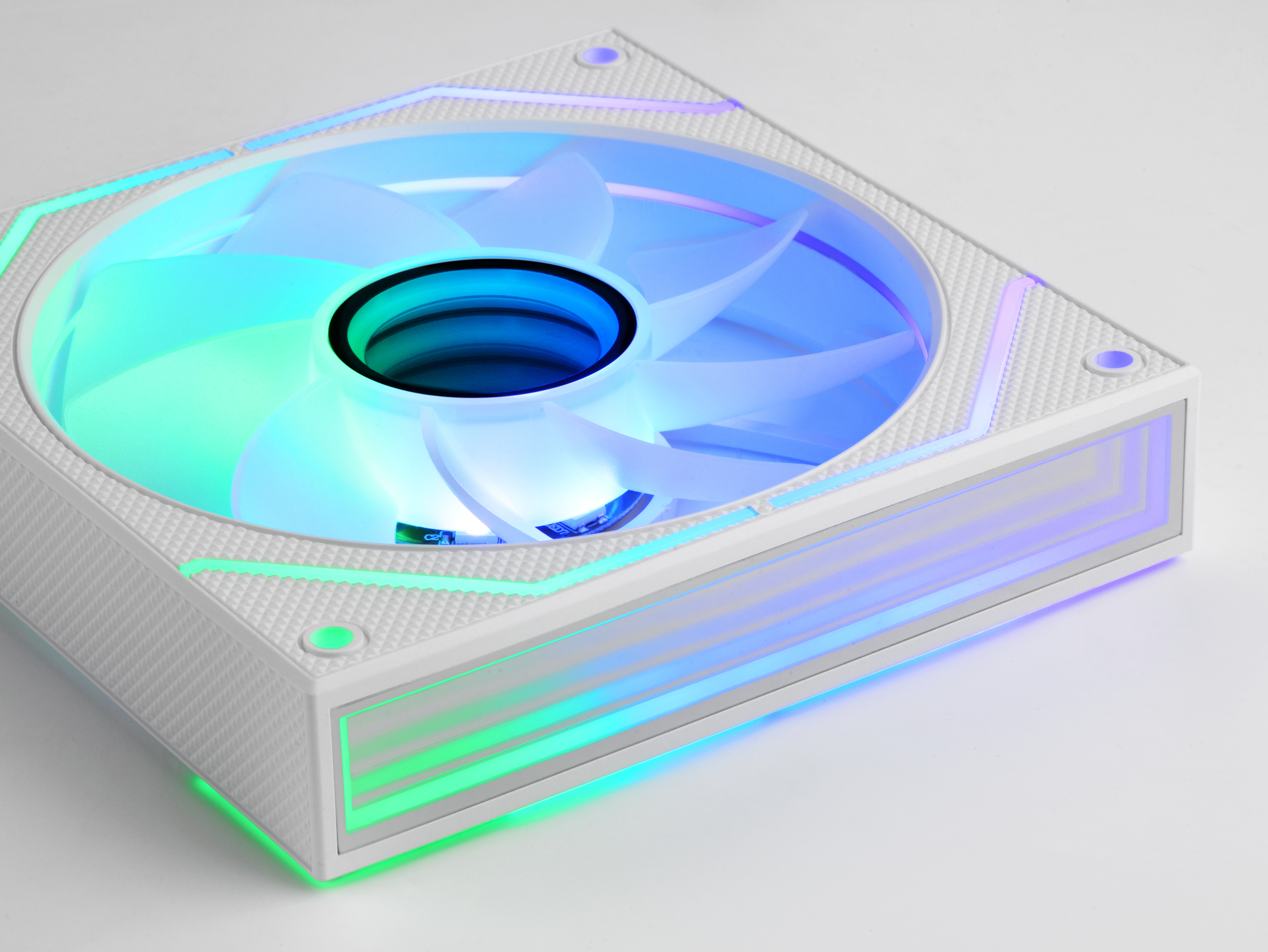 Ventola per computer bianca con illuminazione RGB. Le pale sono bianche, la cornice bianca con design strutturato.