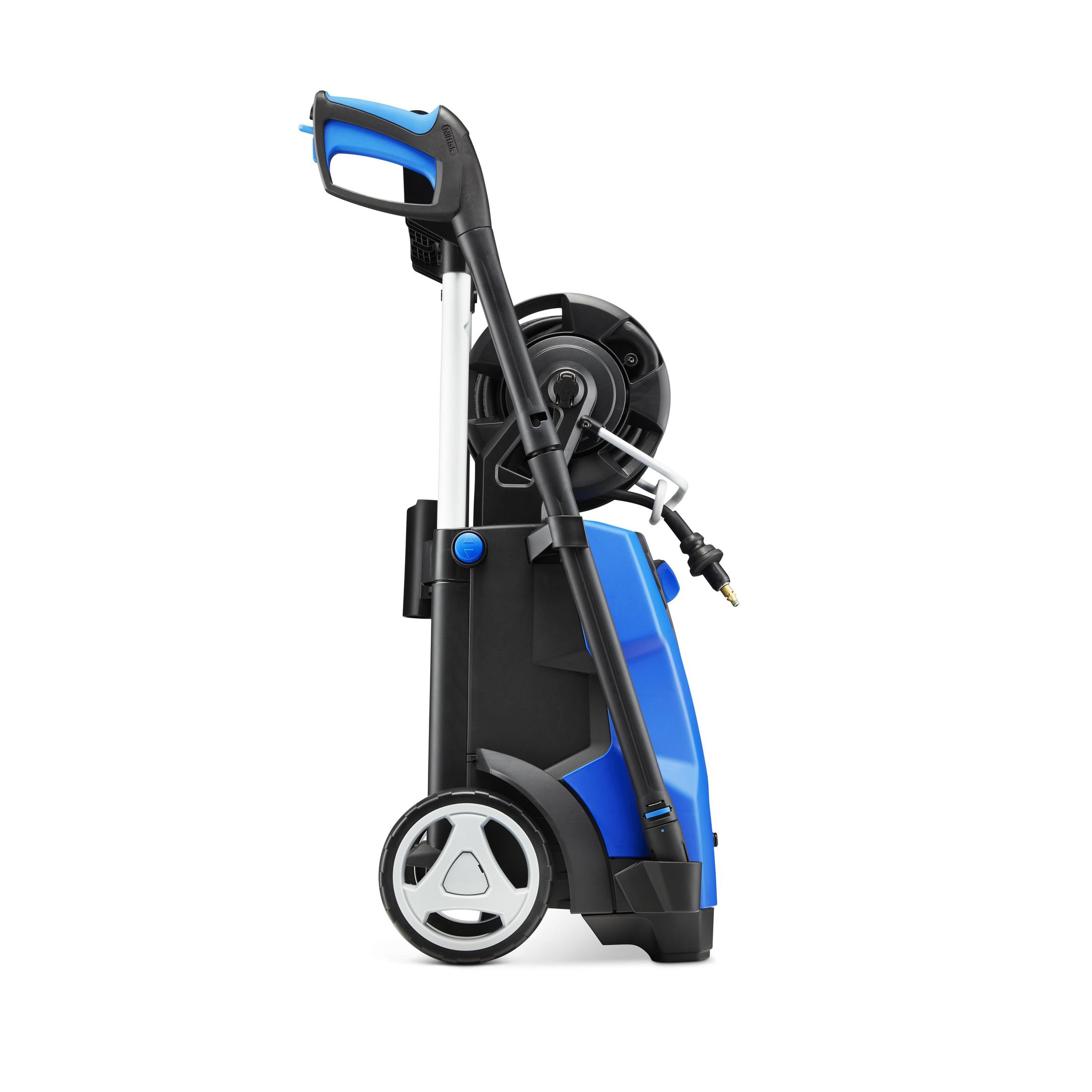 Niebiesko-czarna myjka ciśnieniowa na białym tle. Ma koła, bęben na wąż i uchwyt.