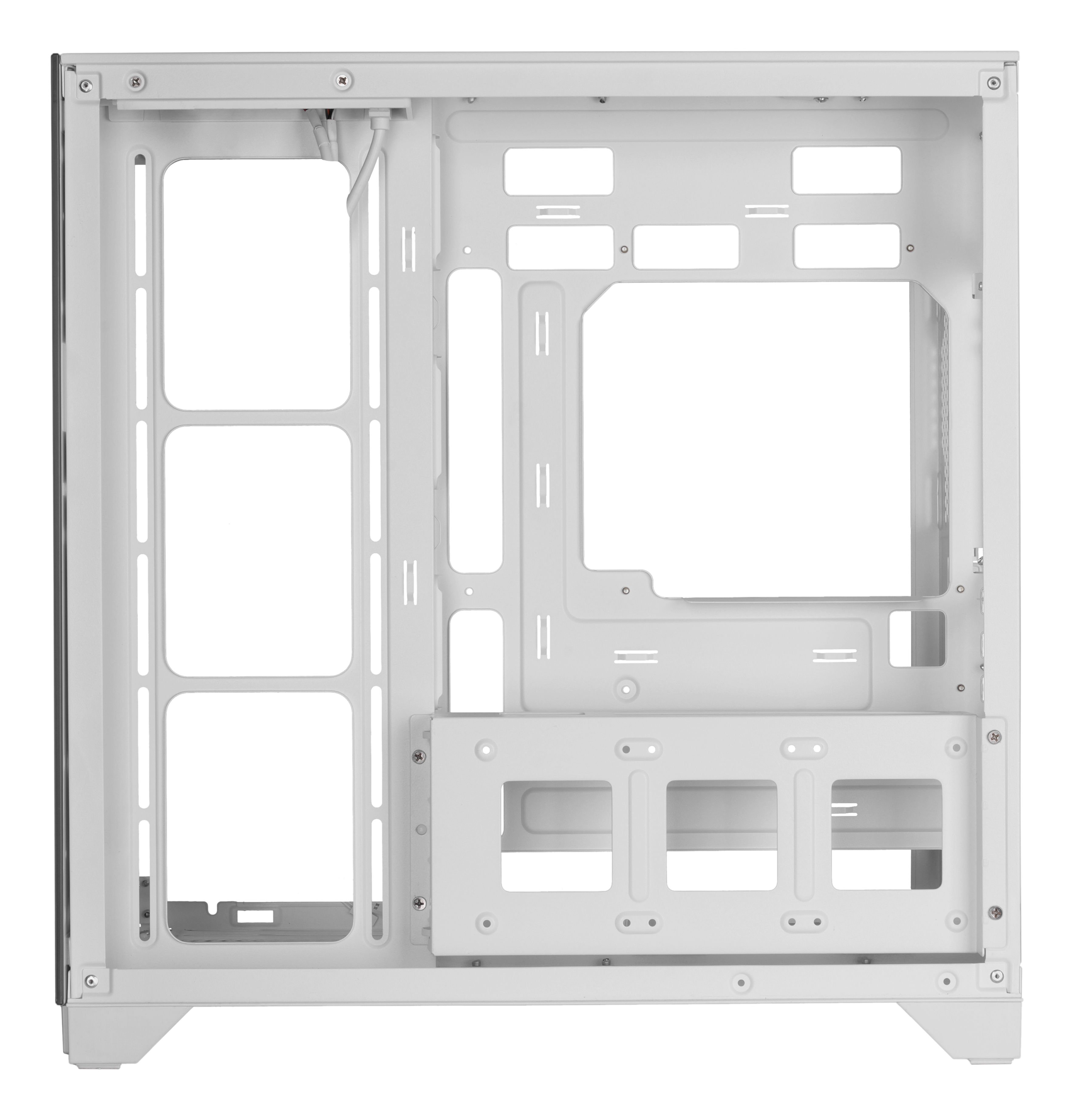 Un telaio bianco per case di computer. Ha diverse aperture per i componenti. Lo sfondo è bianco.