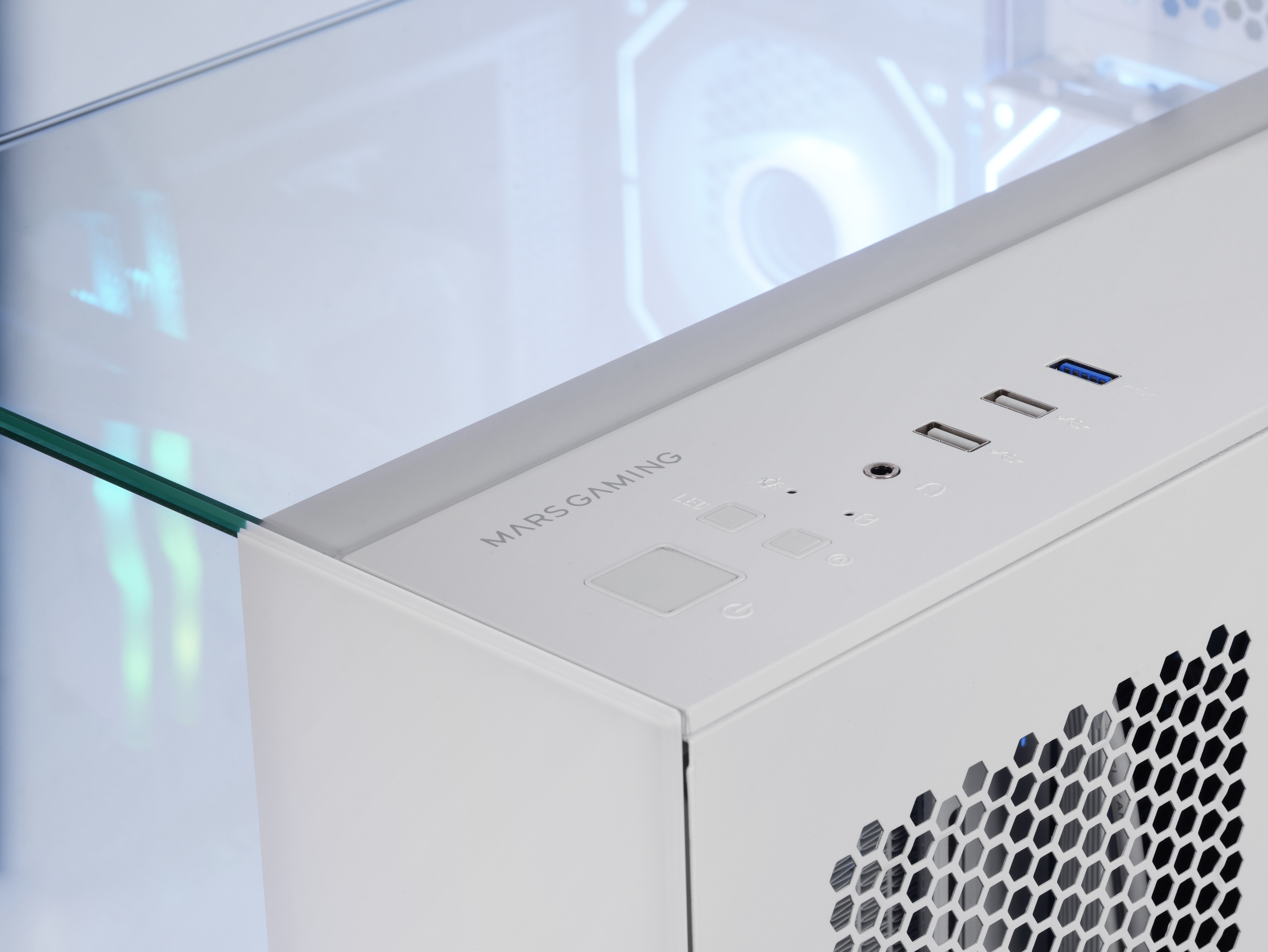 Un case per computer bianco con pannello in vetro sulla parte superiore. Ha porte USB e la scritta MARS GAMING.