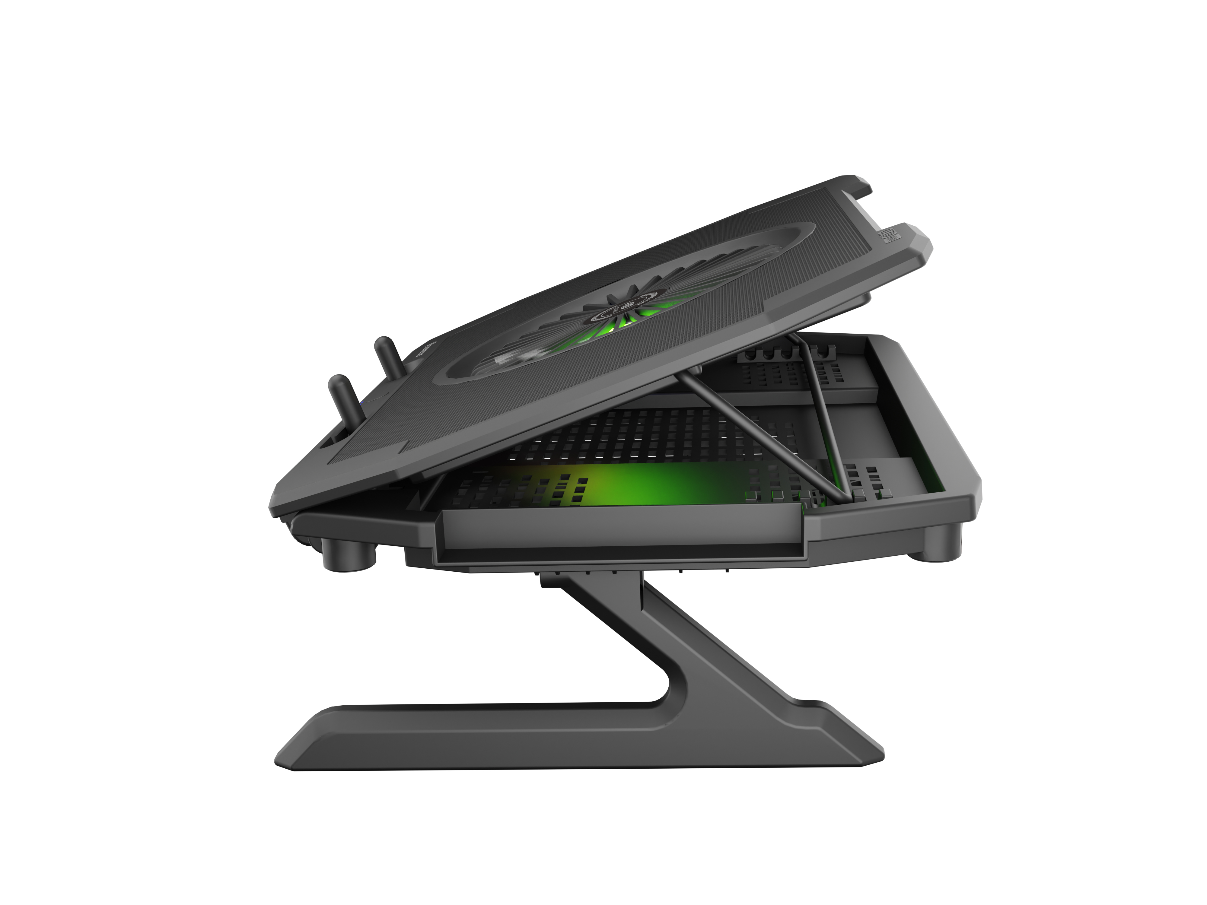 Enfriador de portátil negro con luz verde, en ángulo sobre fondo blanco. Tiene detalles de ventilador y ventilación.