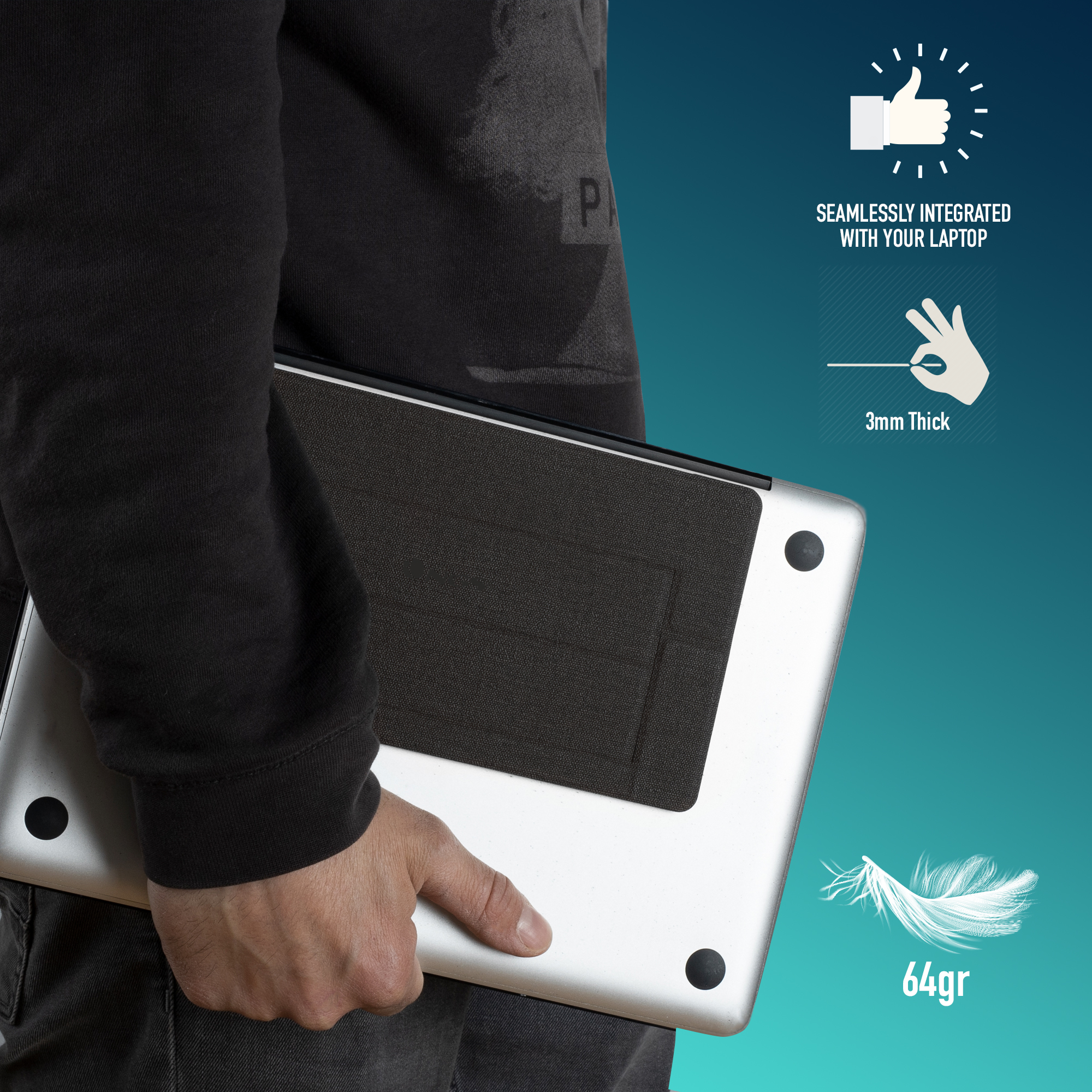 Person hält einen Laptop mit schwarzem Cover. Der Hintergrund zeigt Texte über die Produktmerkmale.