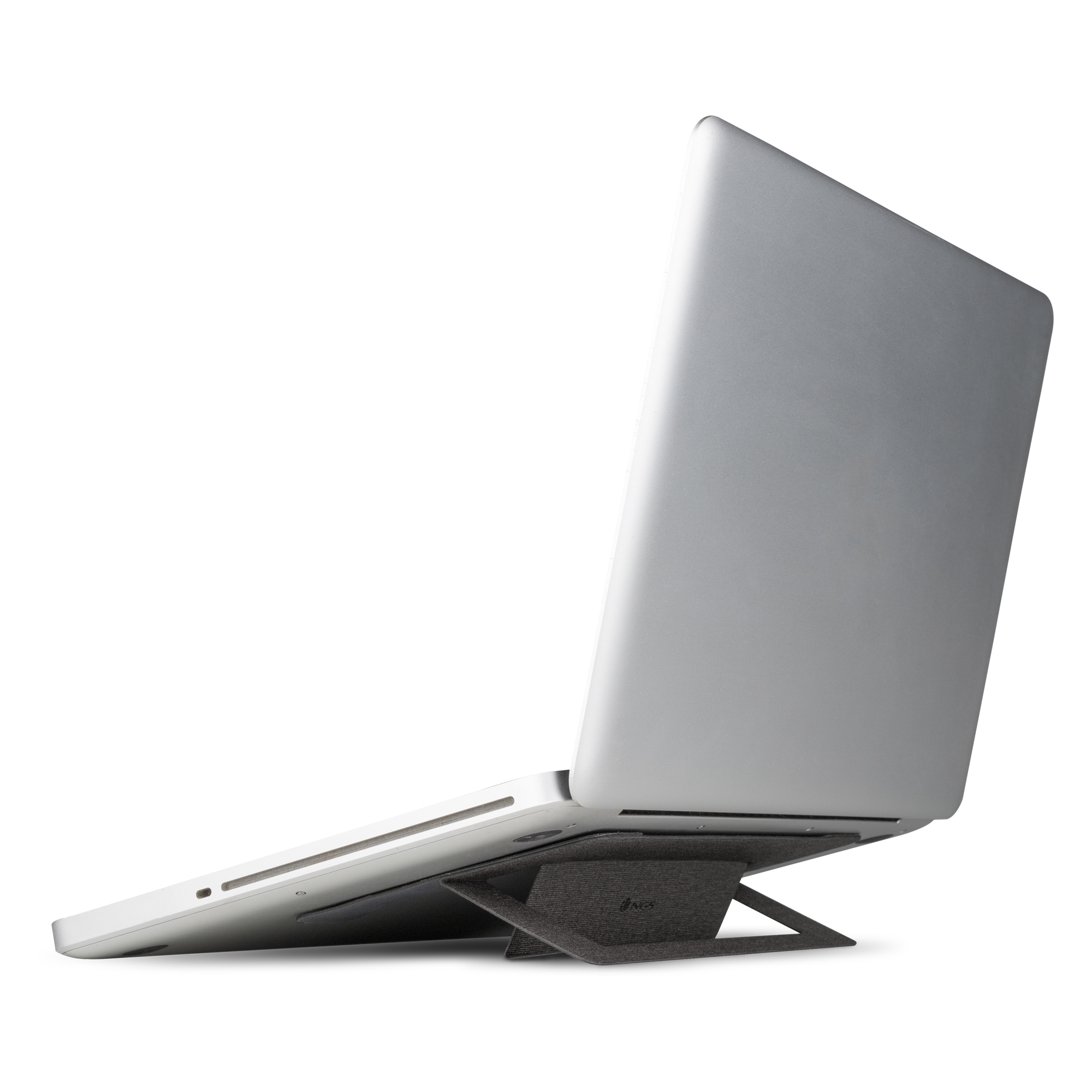 Silberner Laptop auf einem grauen Ständer, schräg geöffnet vor weißem Hintergrund.