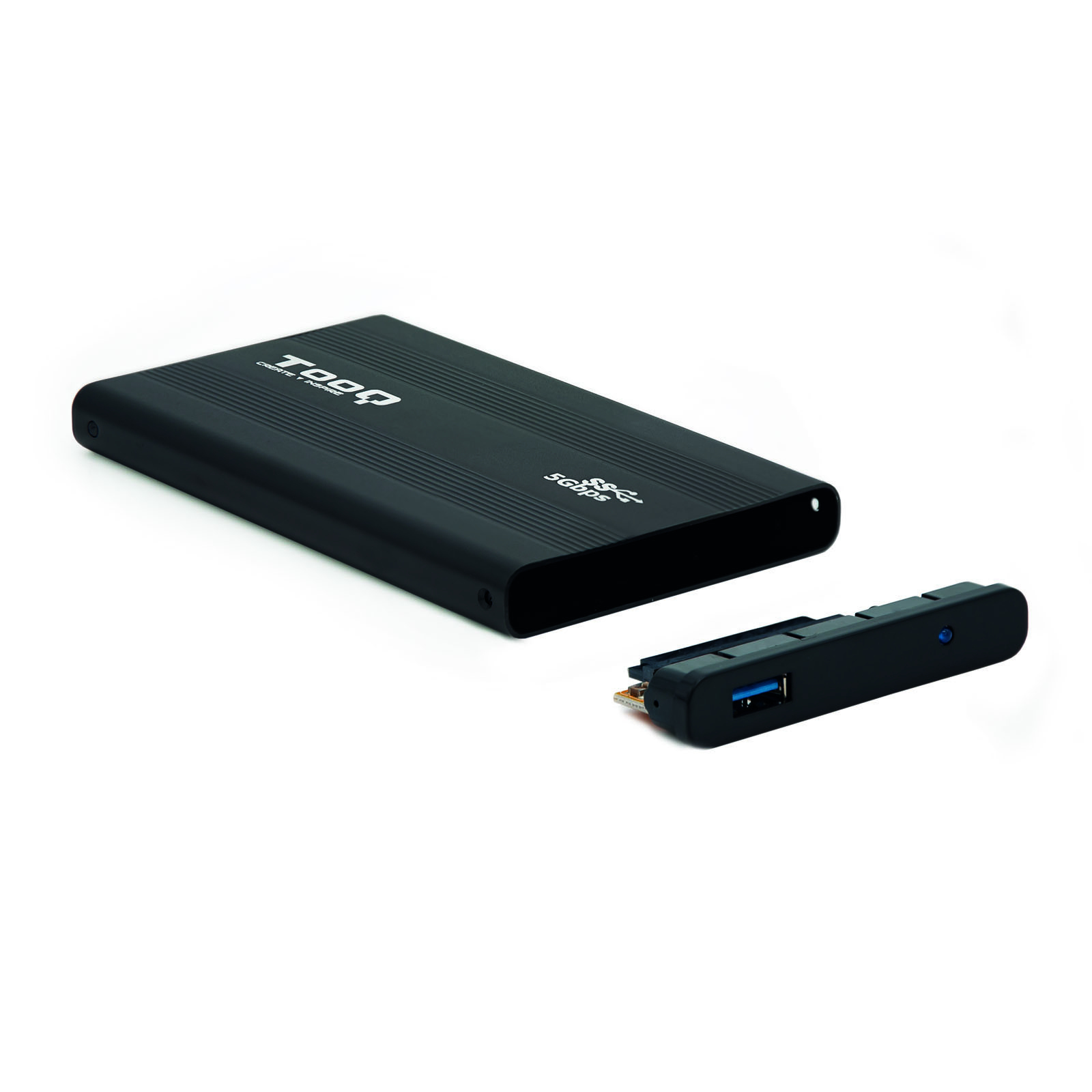 Disco duro externo negro y un concentrador USB sobre una superficie blanca. El disco tiene el logo 'TOOQ'.