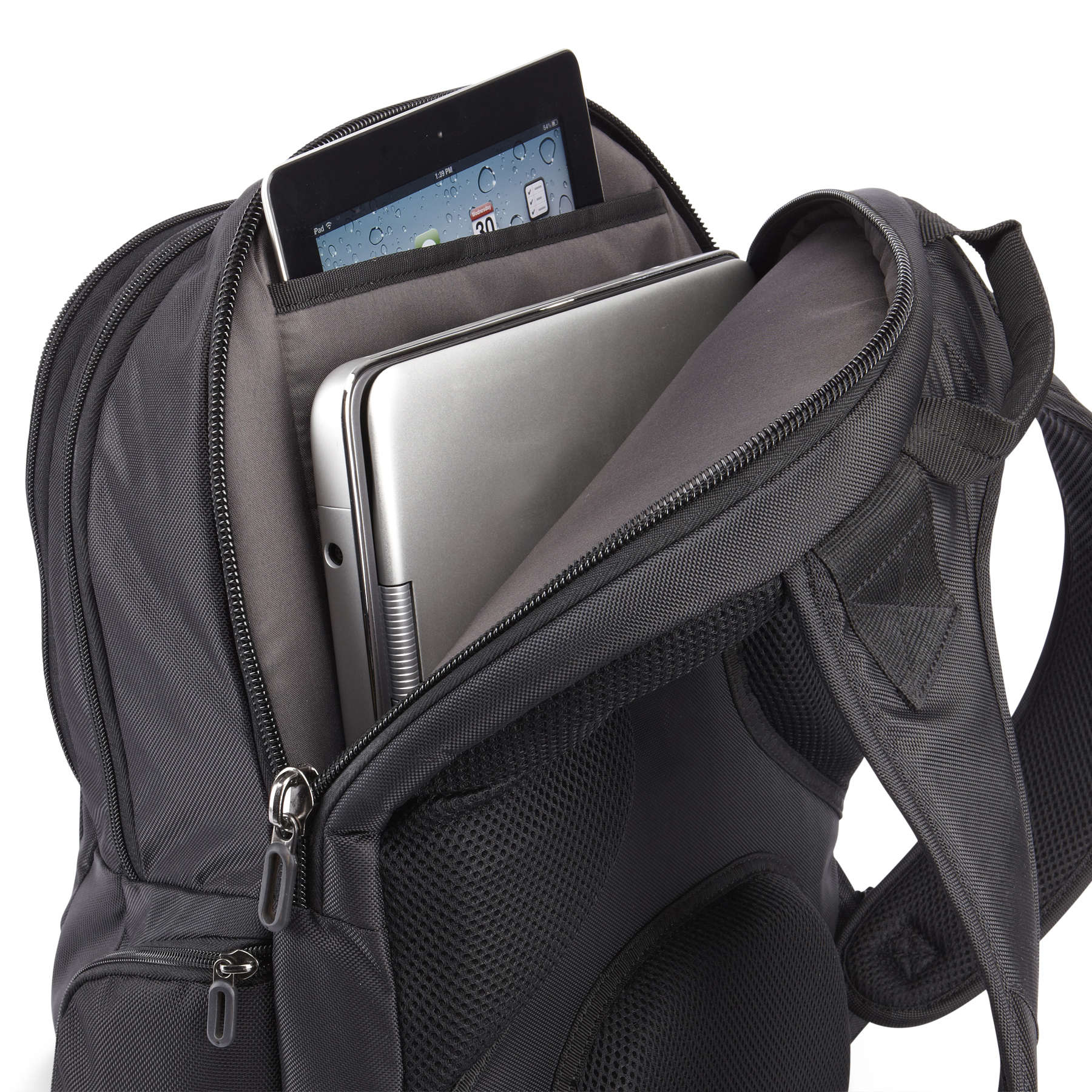 Schwarzer Rucksack offen, mit Laptop und Tablet. Das Tablet zeigt einen Homescreen. Reißverschlüsse sind sichtbar.