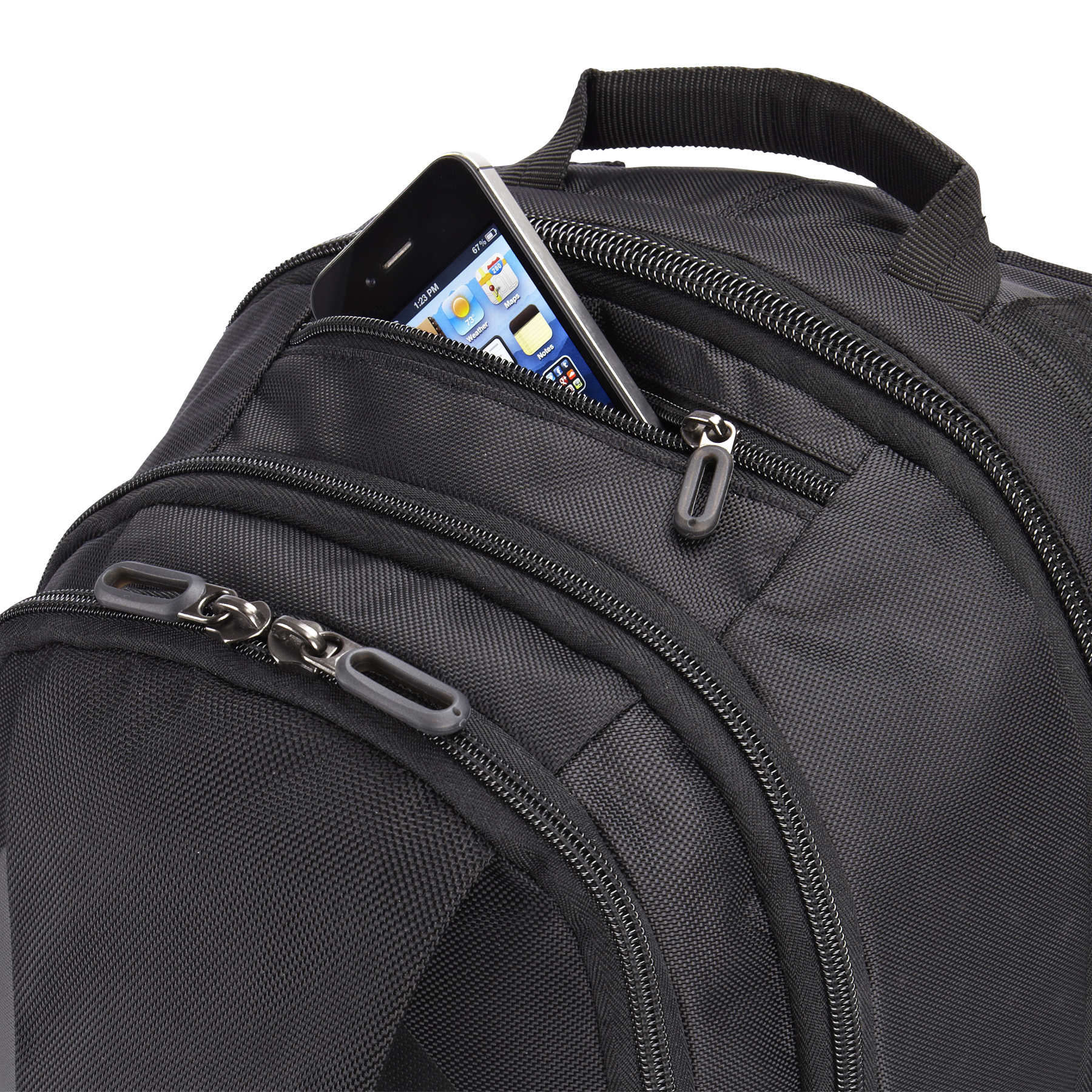 Ein schwarzer Rucksack mit einem Telefon in der Vordertasche. Der Telefonbildschirm ist sichtbar und zeigt App-Symbole. Reißverschlüsse sind vorhanden.