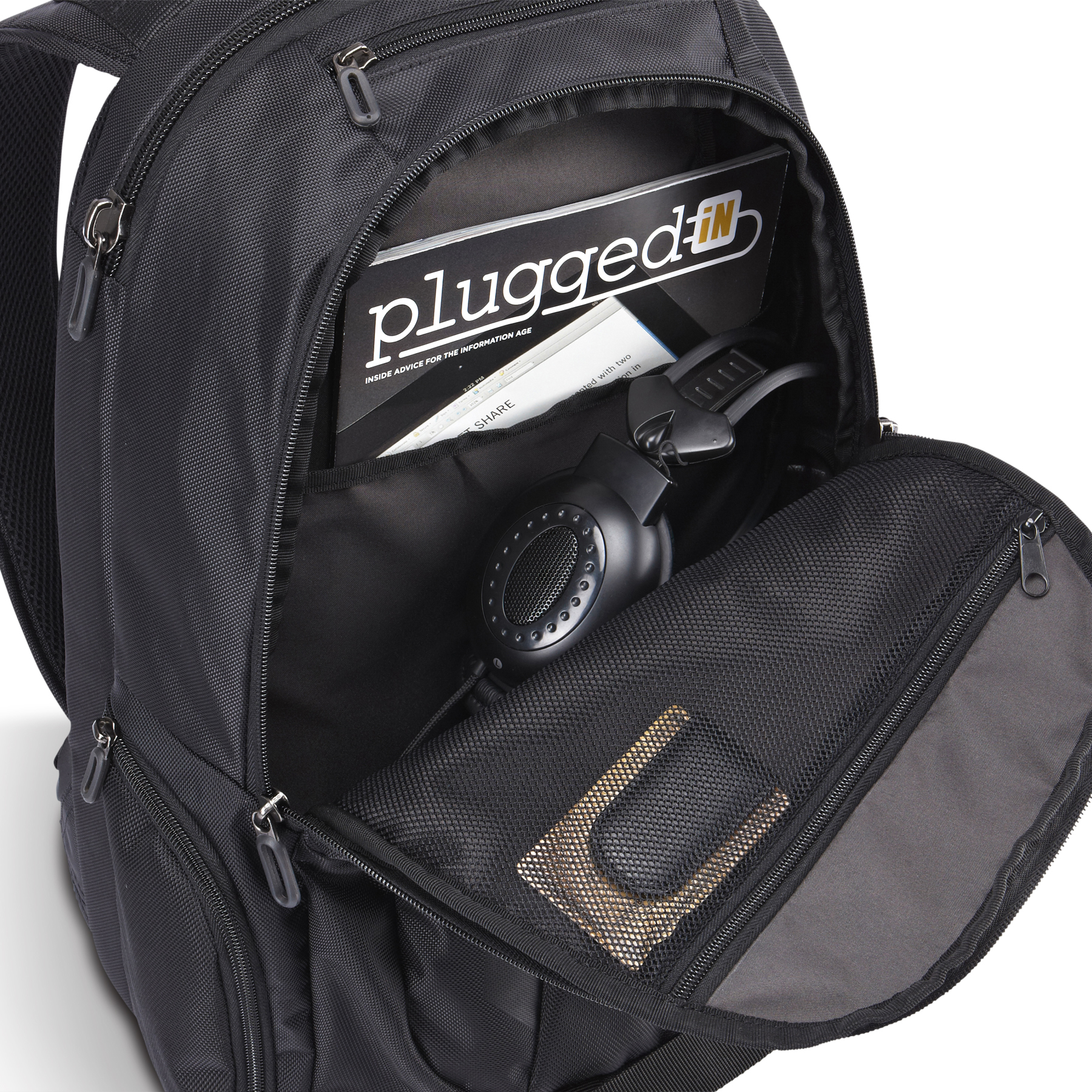 Schwarzer Rucksack offen, mit Zeitschrift, Kopfhörern und einer Netztasche mit goldenem Gegenstand.