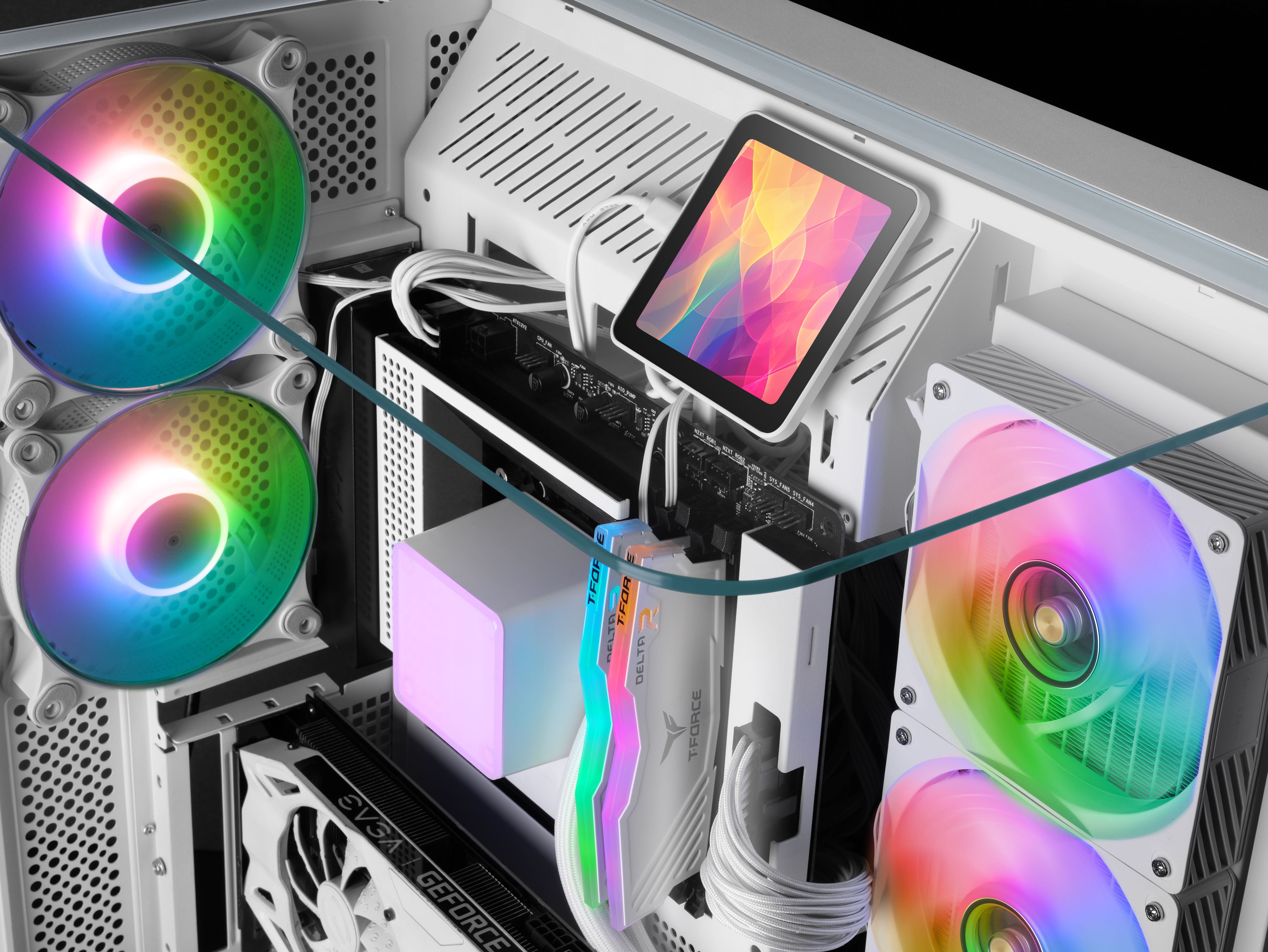 All'interno di un case di computer, con ventole colorate, un tablet e altri componenti. Il case è bianco e nero.