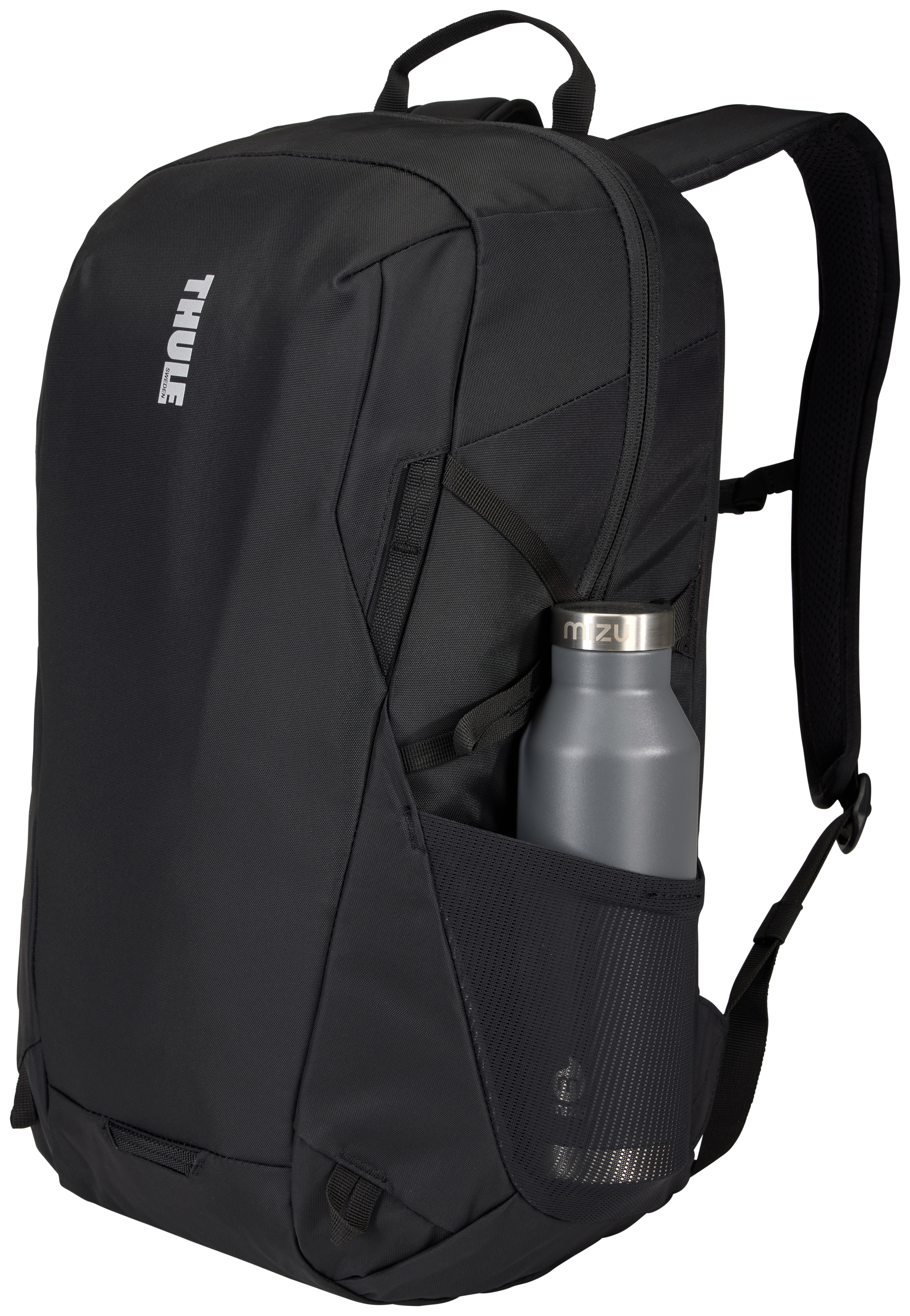 Mochila negra con una botella de agua en el bolsillo lateral. La mochila tiene la marca THULE.