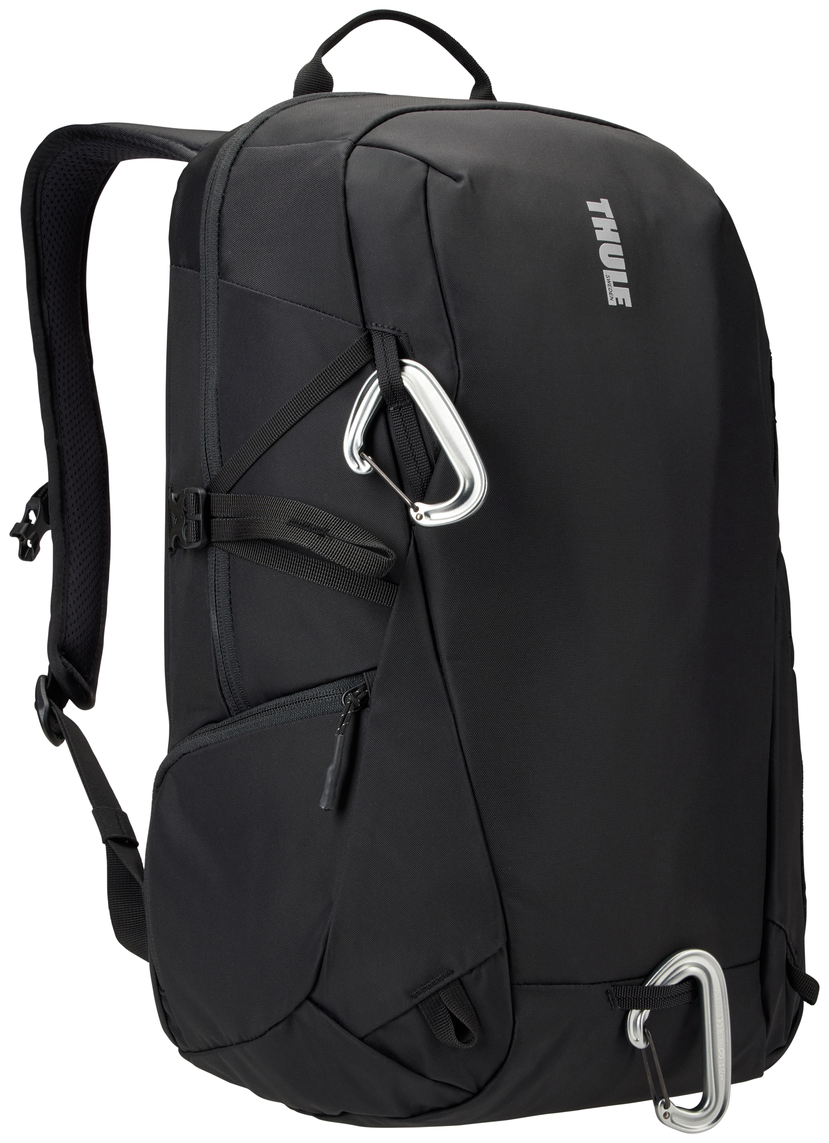 Mochila negra Thule con mosquetones plateados. Tiene asa, correas y cremallera. El logotipo de Thule es visible.