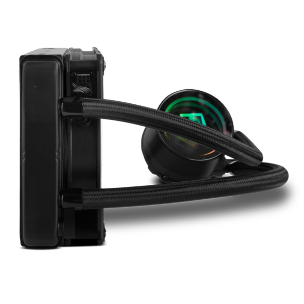Een zwarte computer vloeistofkoeler. Het heeft een radiator, pomp en slangen. De pomp heeft een cirkelvormig display met groene en blauwe lichten.