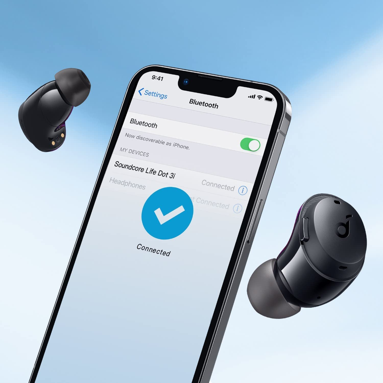 Auriculares y teléfono mostrando la conexión Bluetooth. El teléfono muestra 'Conectado' con una marca de verificación. Fondo de cielo azul.