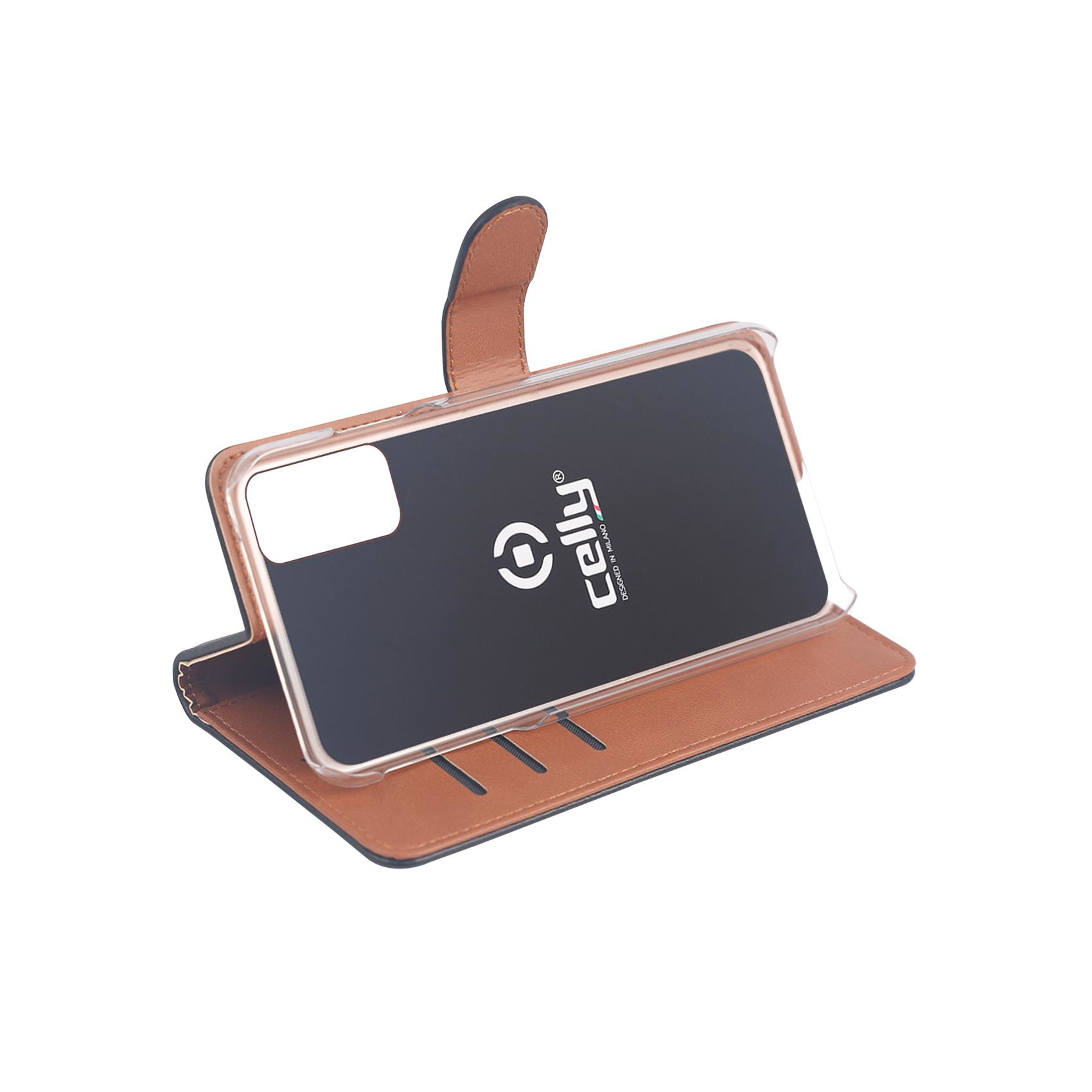 Una custodia per telefono è aperta. Il telefono è in una custodia nera con il logo Celly. La custodia è marrone con un bordo nero.