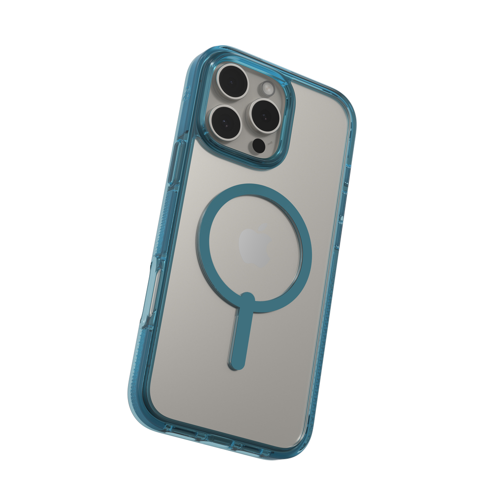 Een iPhone 13 Pro Max met een doorzichtige hoes en blauwe rand. De hoes heeft een blauwe MagSafe-ring. De telefoon heeft drie camera's.