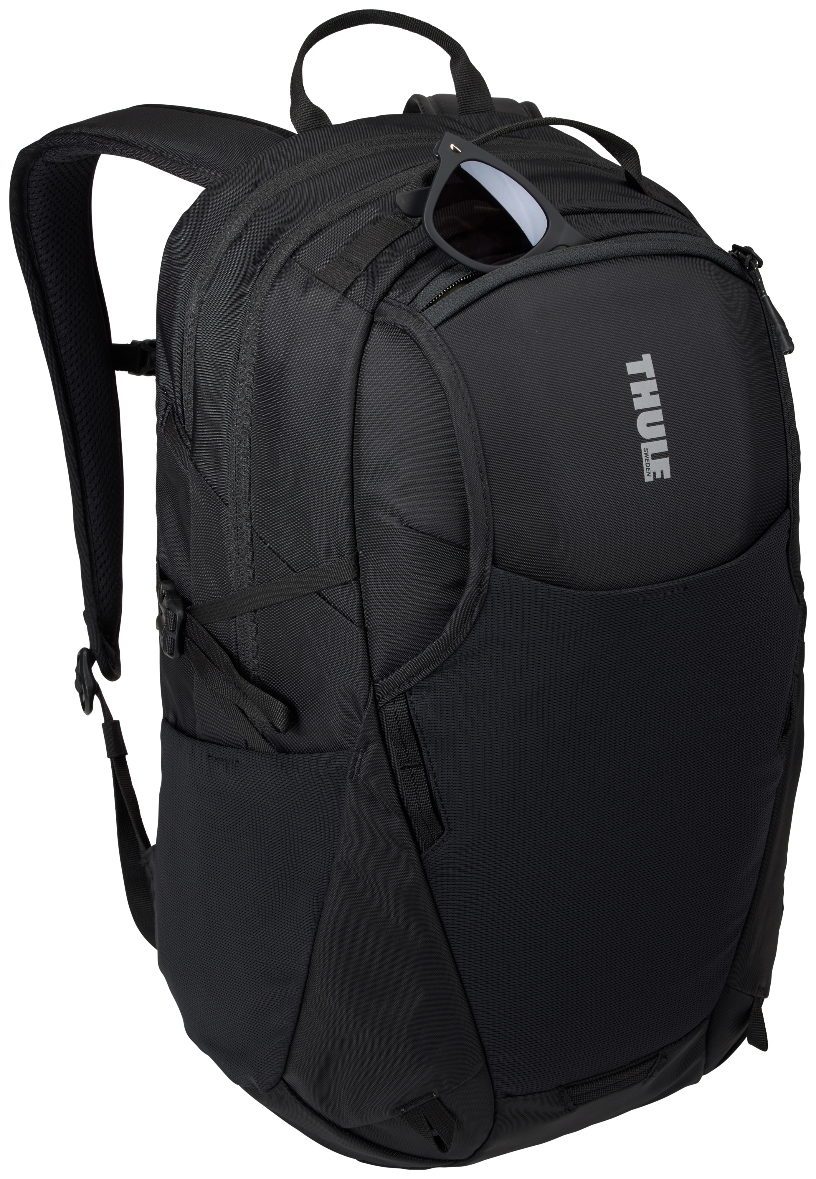 Schwarzer Rucksack mit Sonnenbrille oben. Mit mehreren Fächern und einem Thule-Logo.
