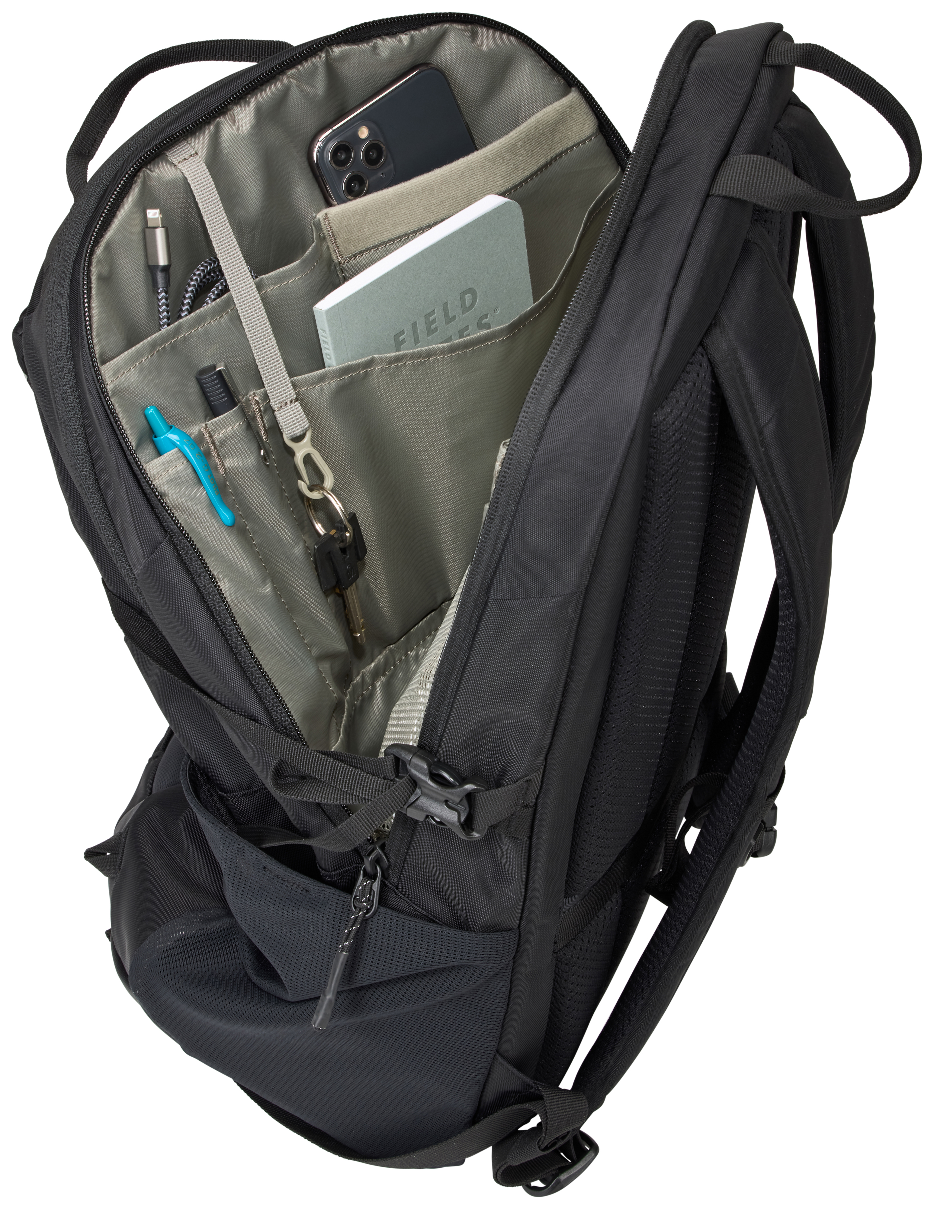 Offener schwarzer Rucksack mit Gegenständen: Telefon, Notizbuch, Schlüssel, Stifte und Ladekabel. Graues Innenleben.