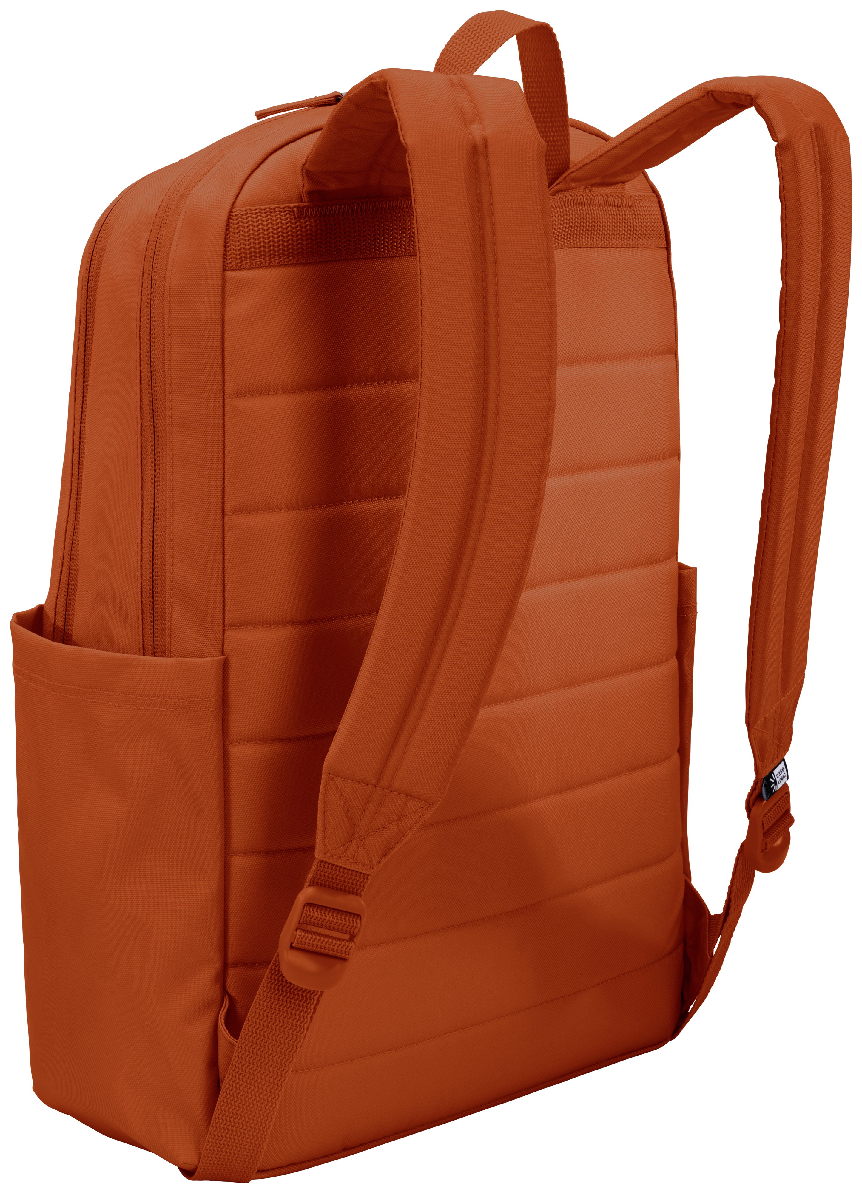 Ein orangefarbener Rucksack mit gepolsterten Trägern. Er hat eine Seitentasche und einen oberen Griff. Der Hintergrund ist weiß.