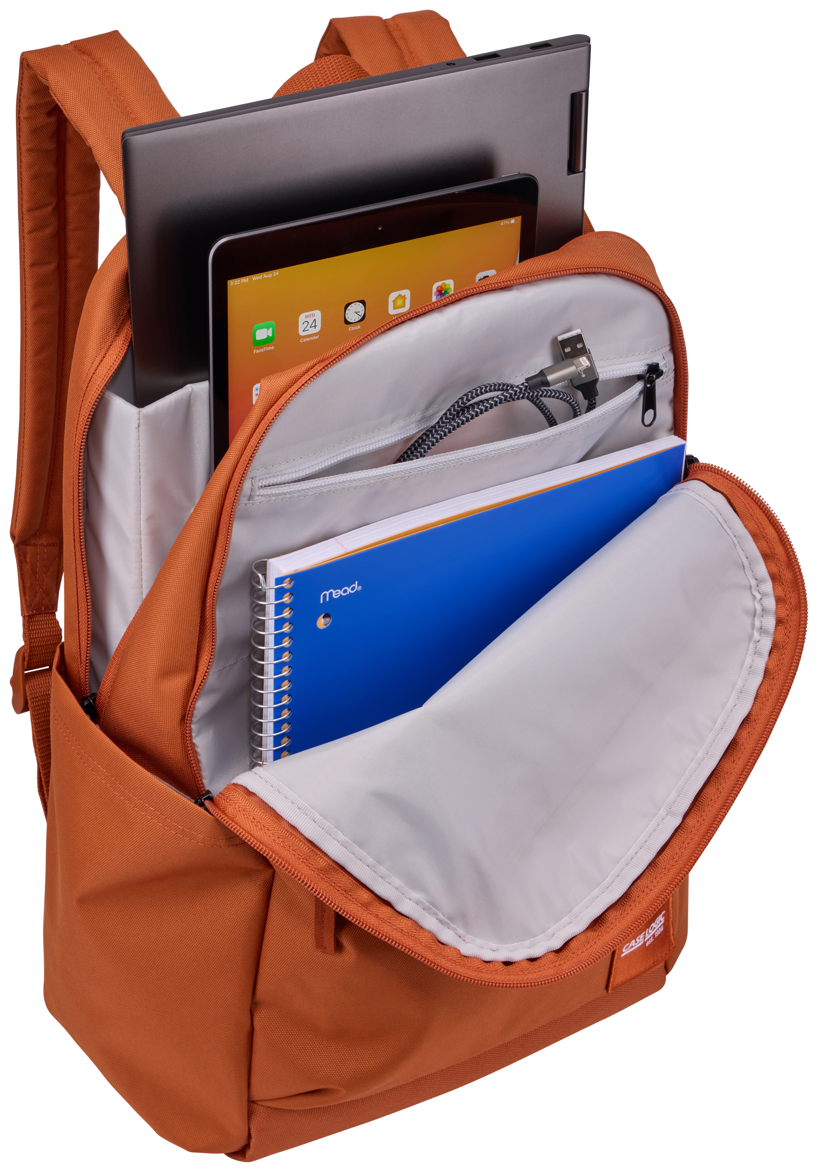 Offener orangefarbener Rucksack mit Laptop, Tablet, Notizbuch und Kabel. Das Tablet zeigt einen Kalender an.