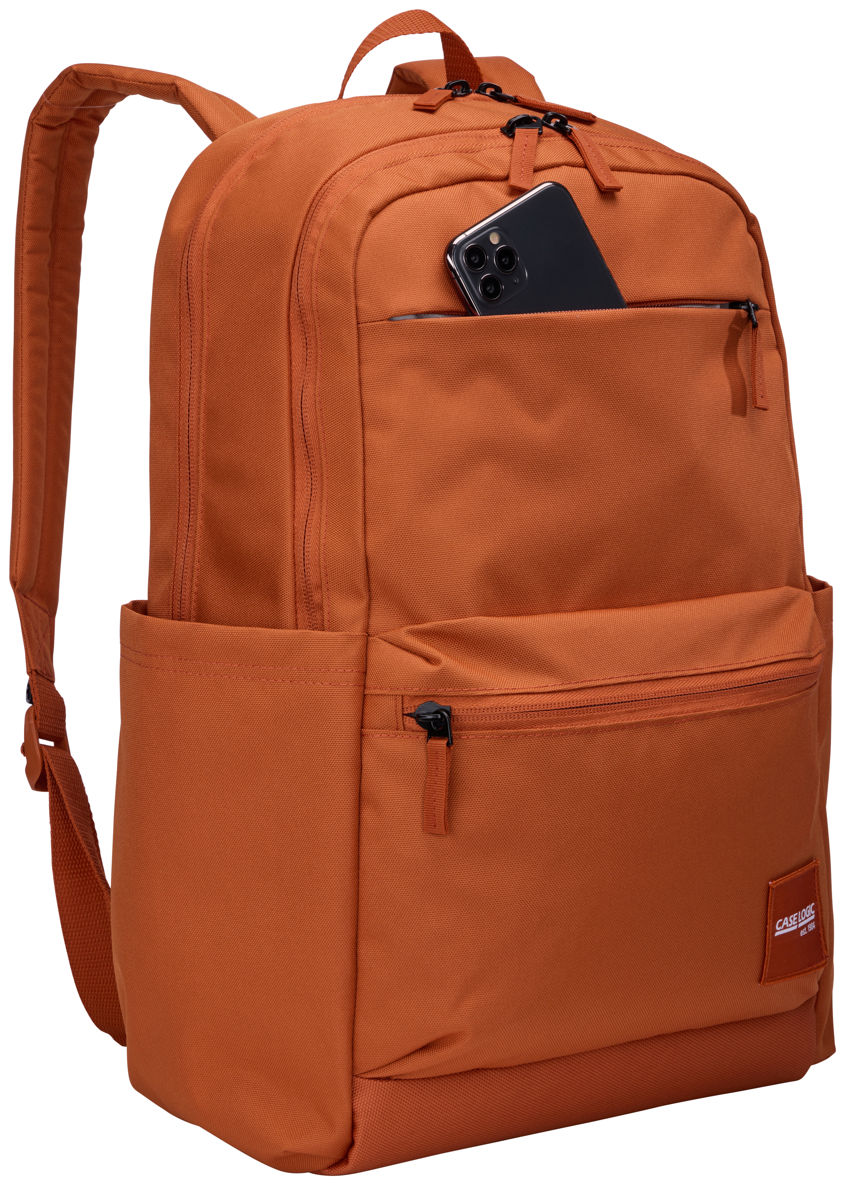 Ein orangefarbener Rucksack mit einem Telefon in der Vordertasche. Er hat mehrere Reißverschlüsse und einen Griff.