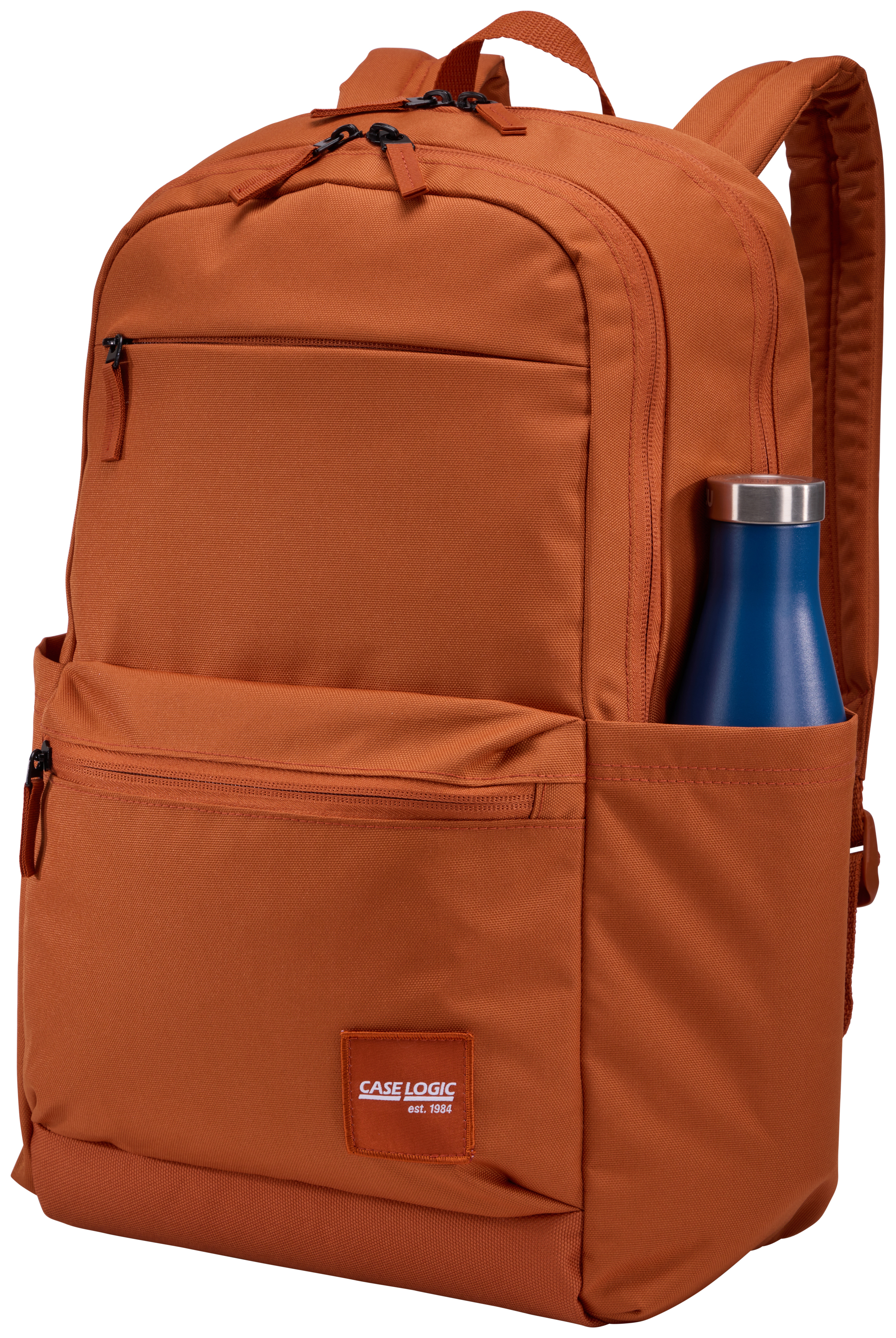 Ein orangefarbener Rucksack mit einer blauen Wasserflasche in der Seitentasche. Der Rucksack hat mehrere Taschen und Reißverschlüsse.