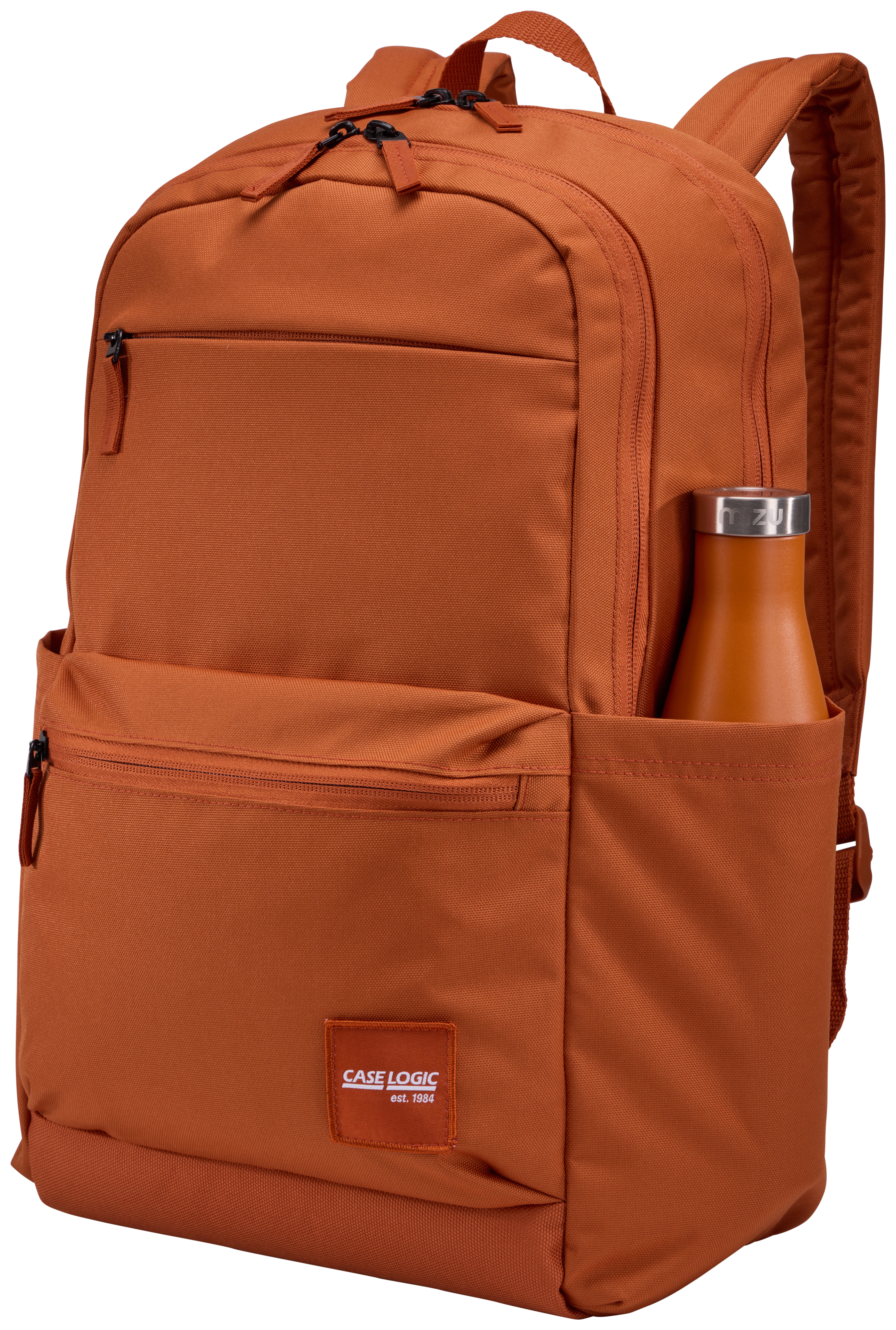 Ein orangefarbener Rucksack mit einer Wasserflasche in der Seitentasche. Der Rucksack hat mehrere Taschen und Reißverschlüsse.